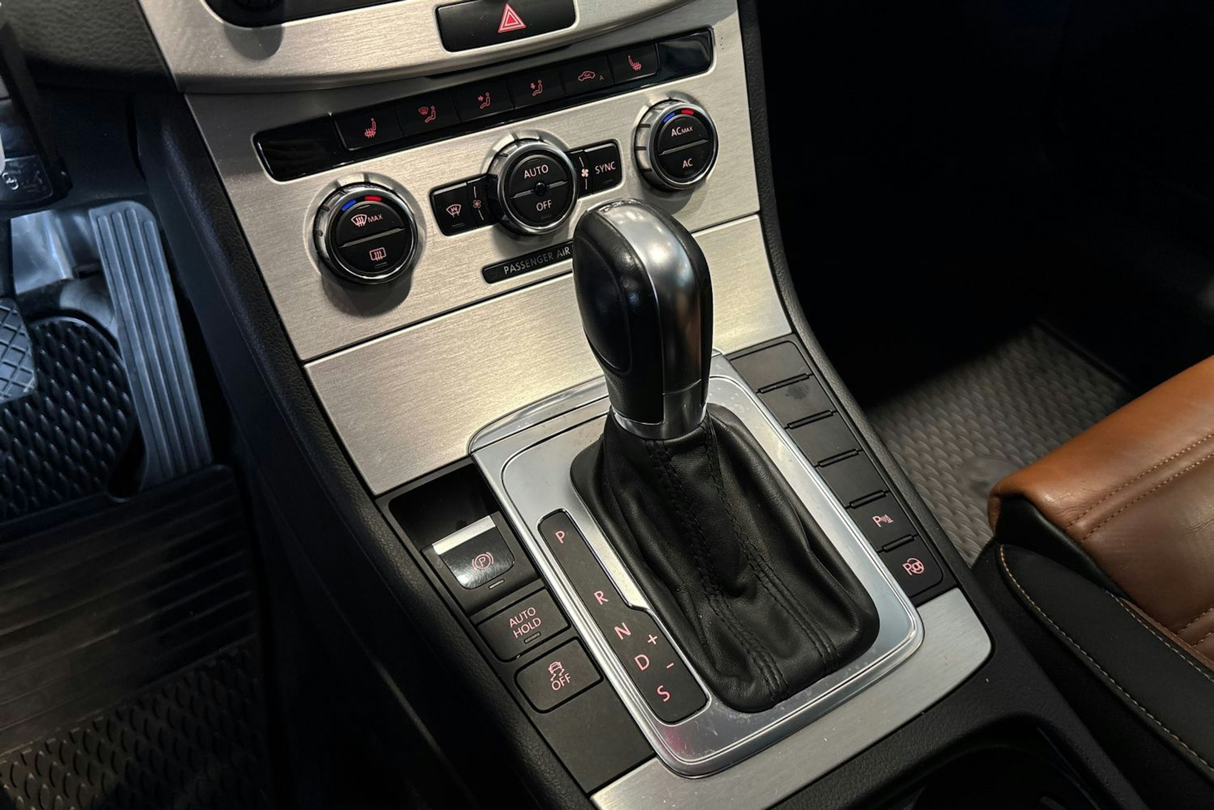 Valkoinen Volkswagen PASSAT 2012 kuva 18.