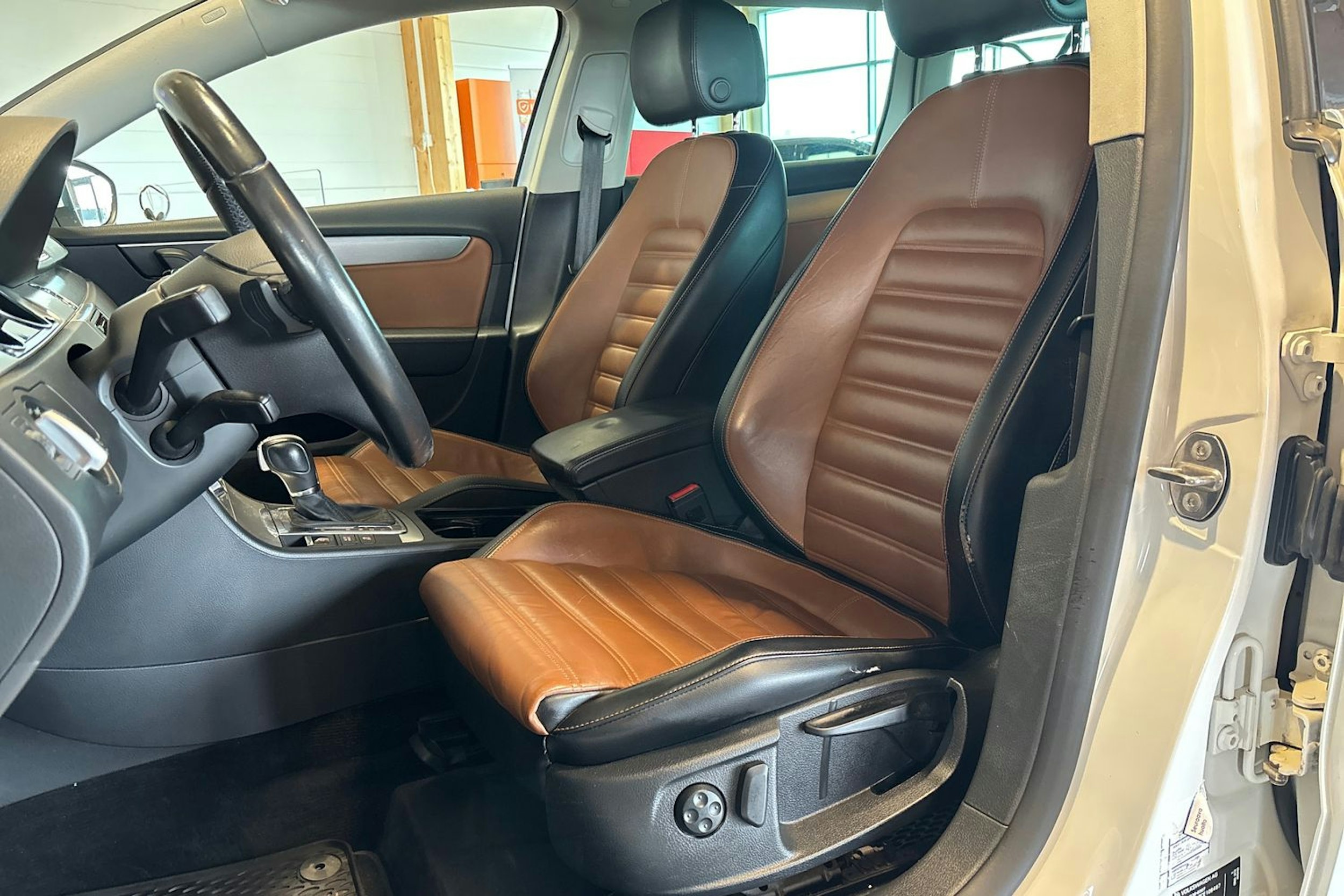 Valkoinen Volkswagen PASSAT 2012 kuva 20.