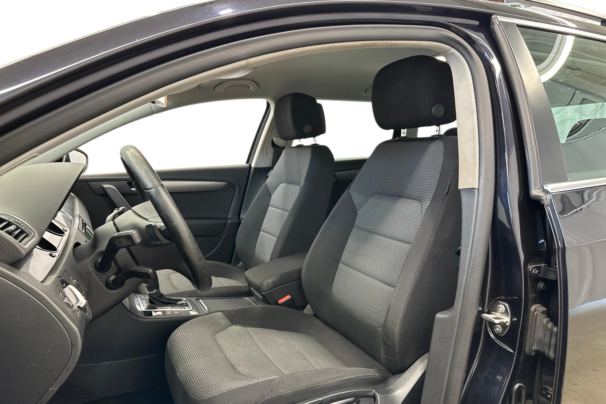 musta Volkswagen Passat 2012 kuva 6.