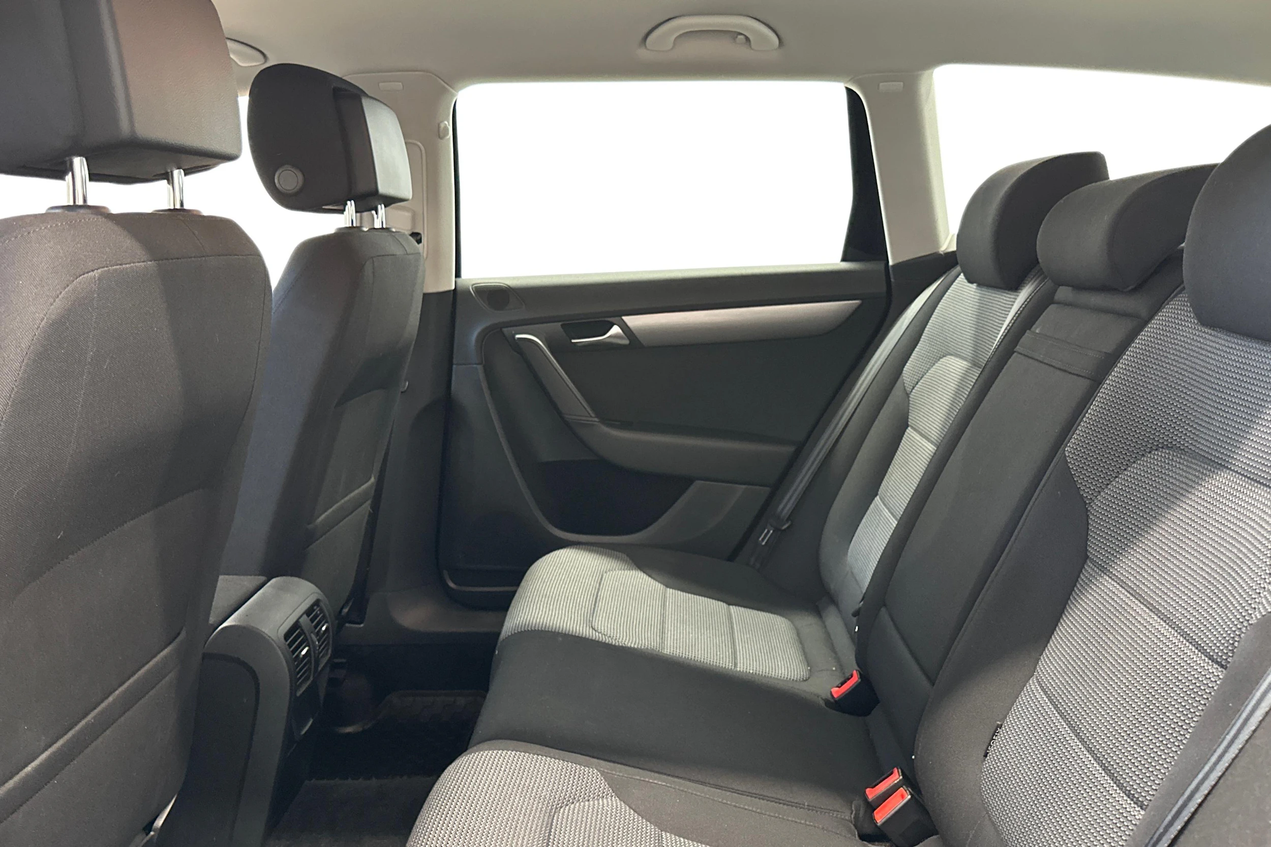 musta Volkswagen Passat 2012 kuva 8.