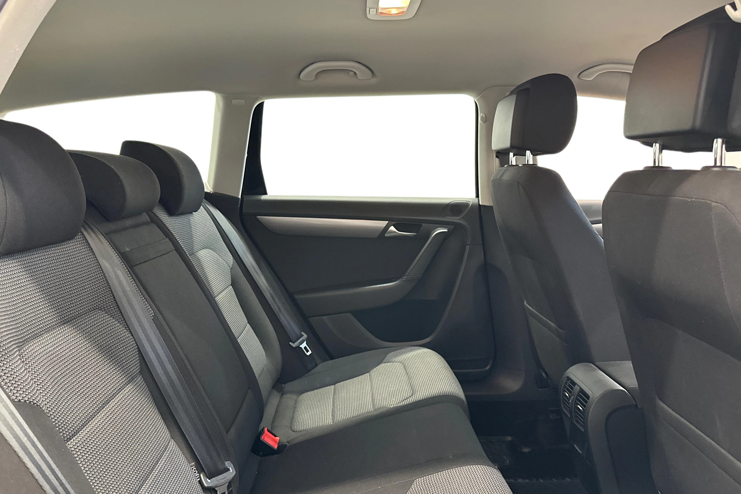 musta Volkswagen Passat 2012 kuva 9.