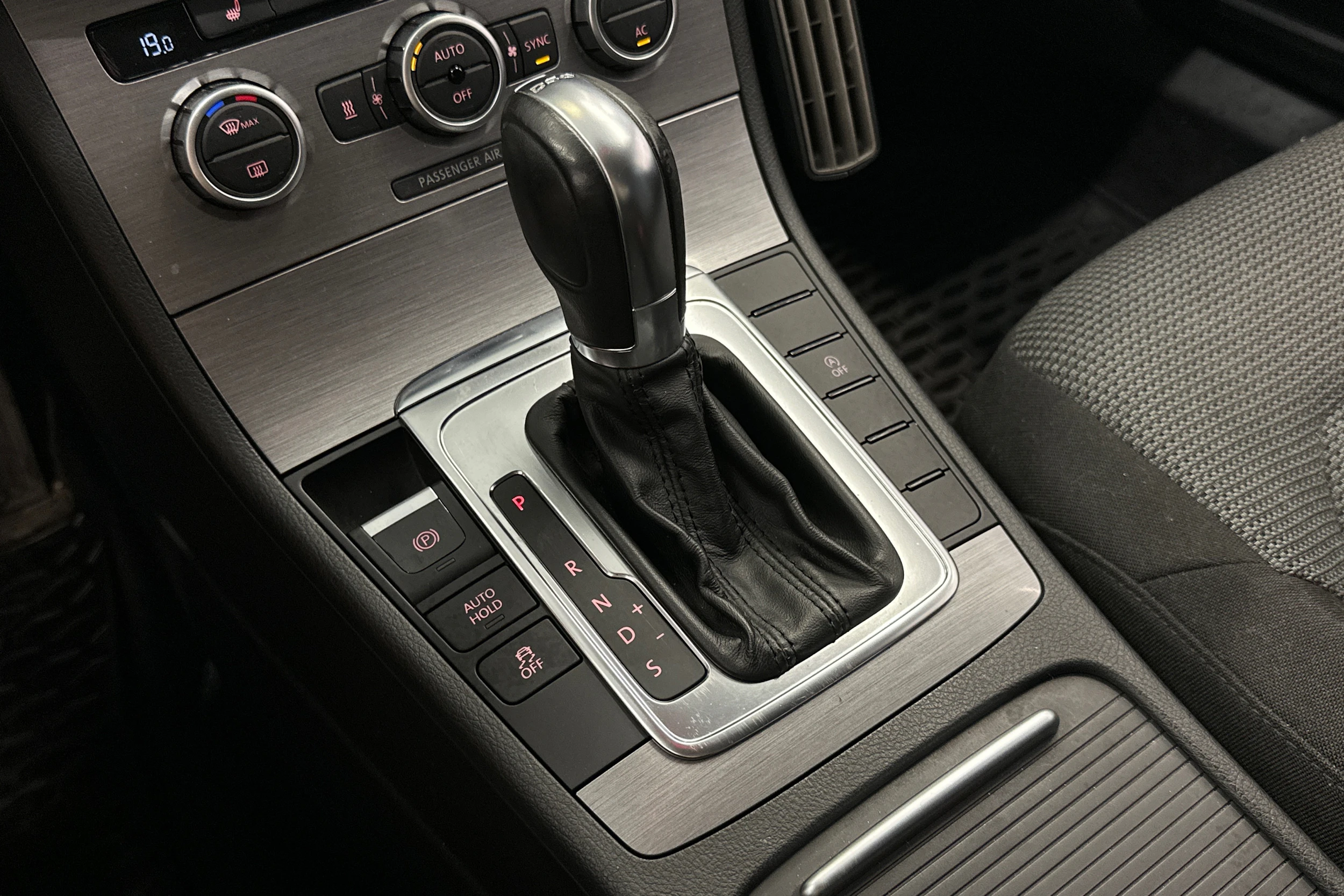 musta Volkswagen Passat 2012 kuva 17.