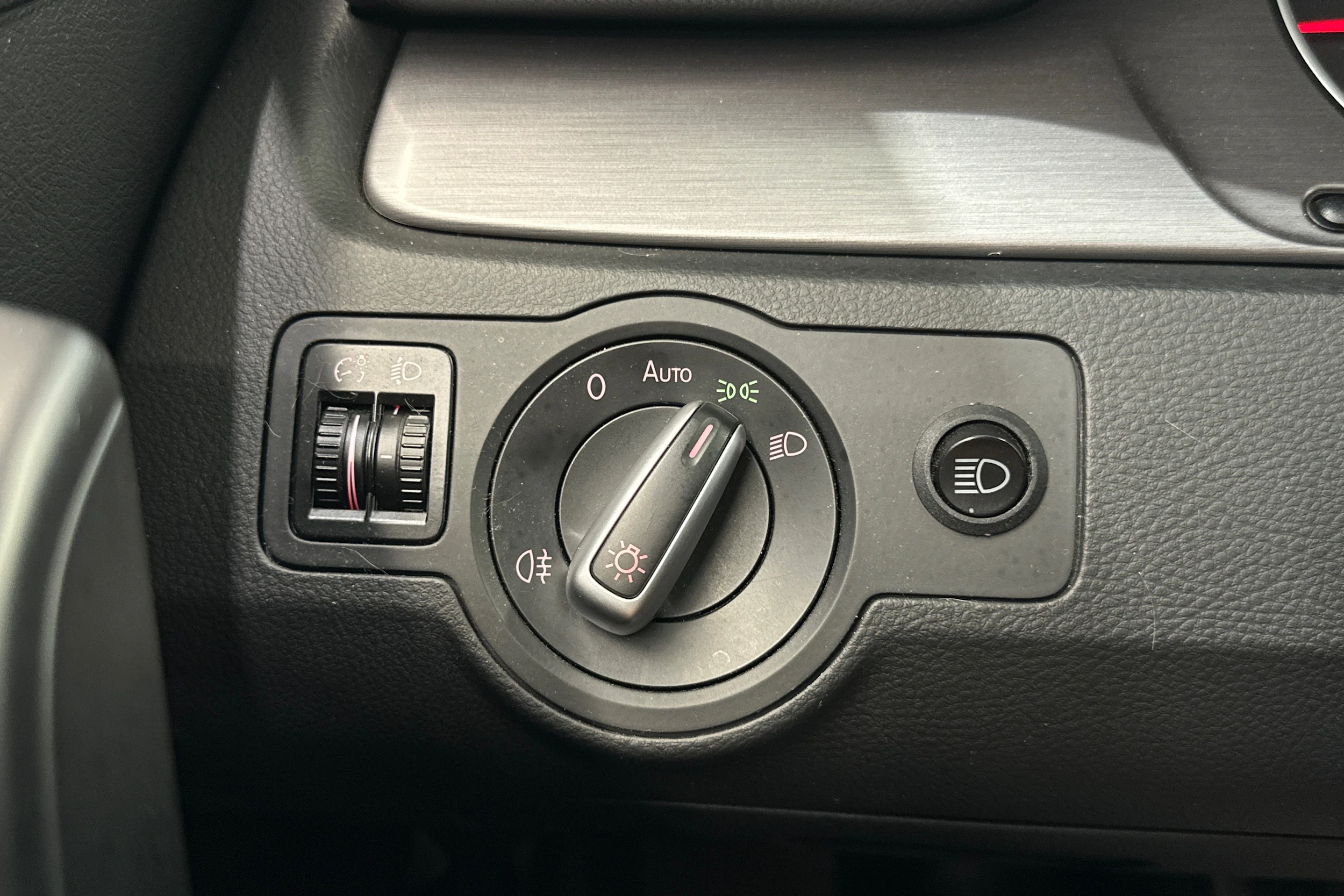 musta Volkswagen Passat 2012 kuva 19.