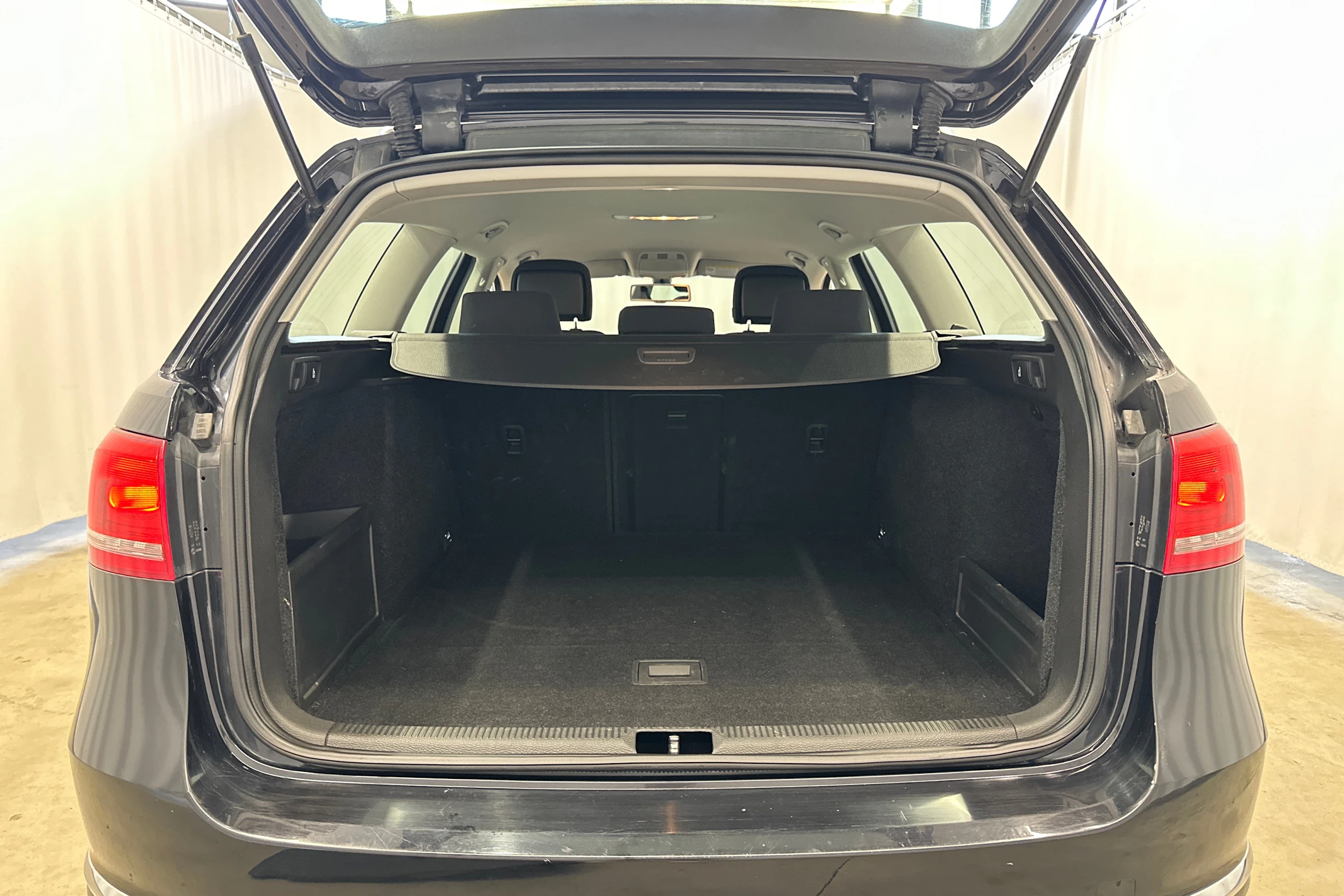 musta Volkswagen Passat 2012 kuva 21.