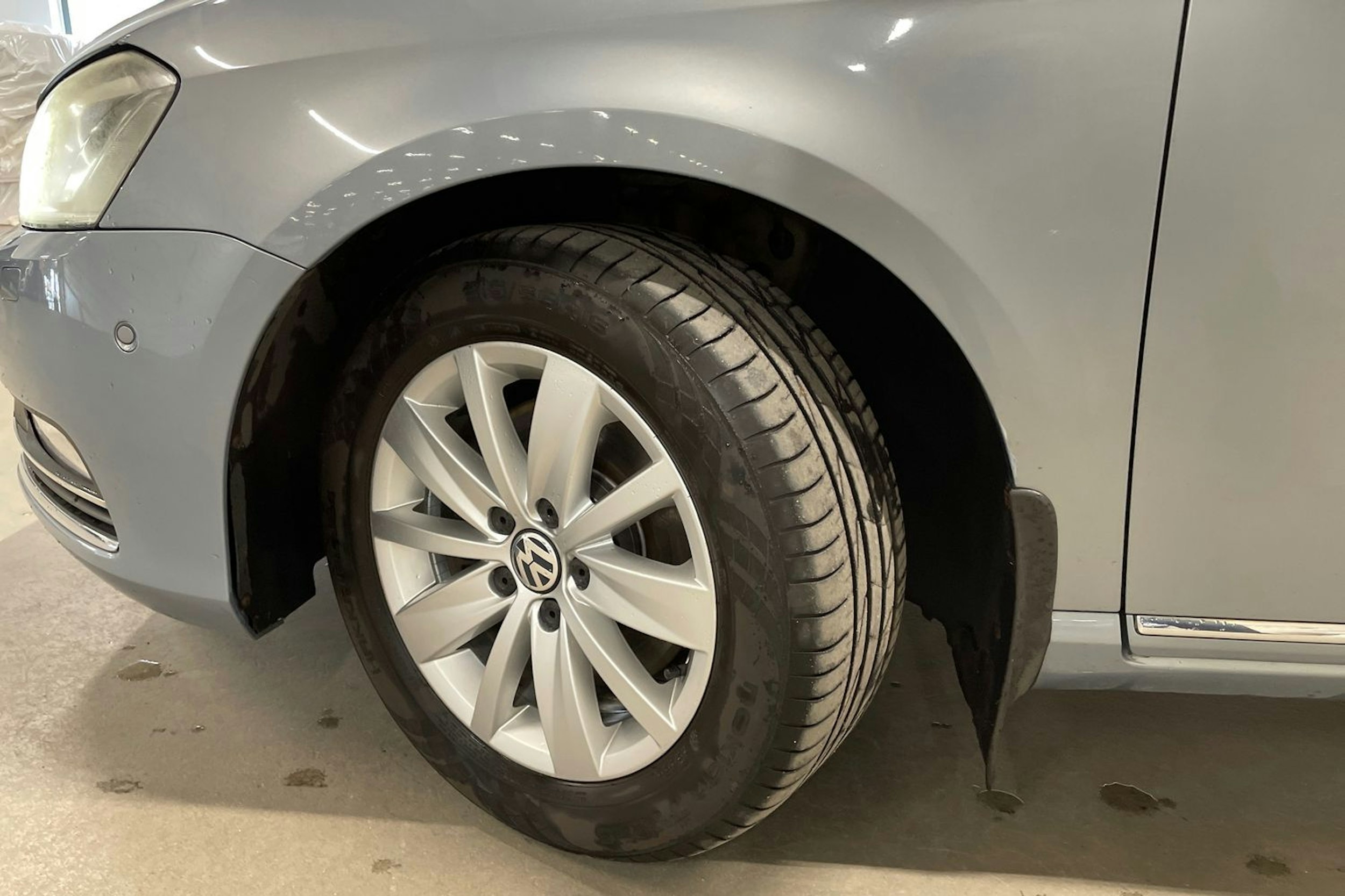 Harmaa Volkswagen PASSAT 2013 kuva 13.