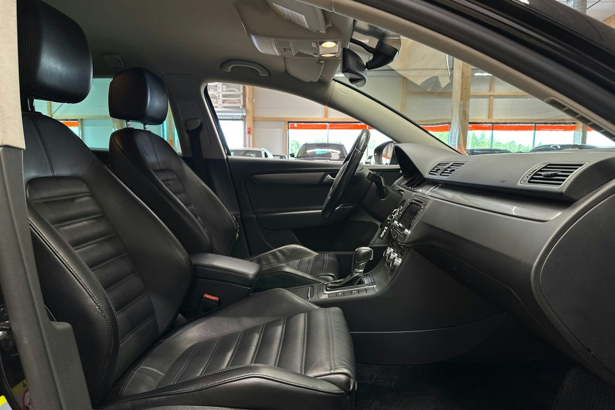 musta Volkswagen Passat 2013 kuva 15.