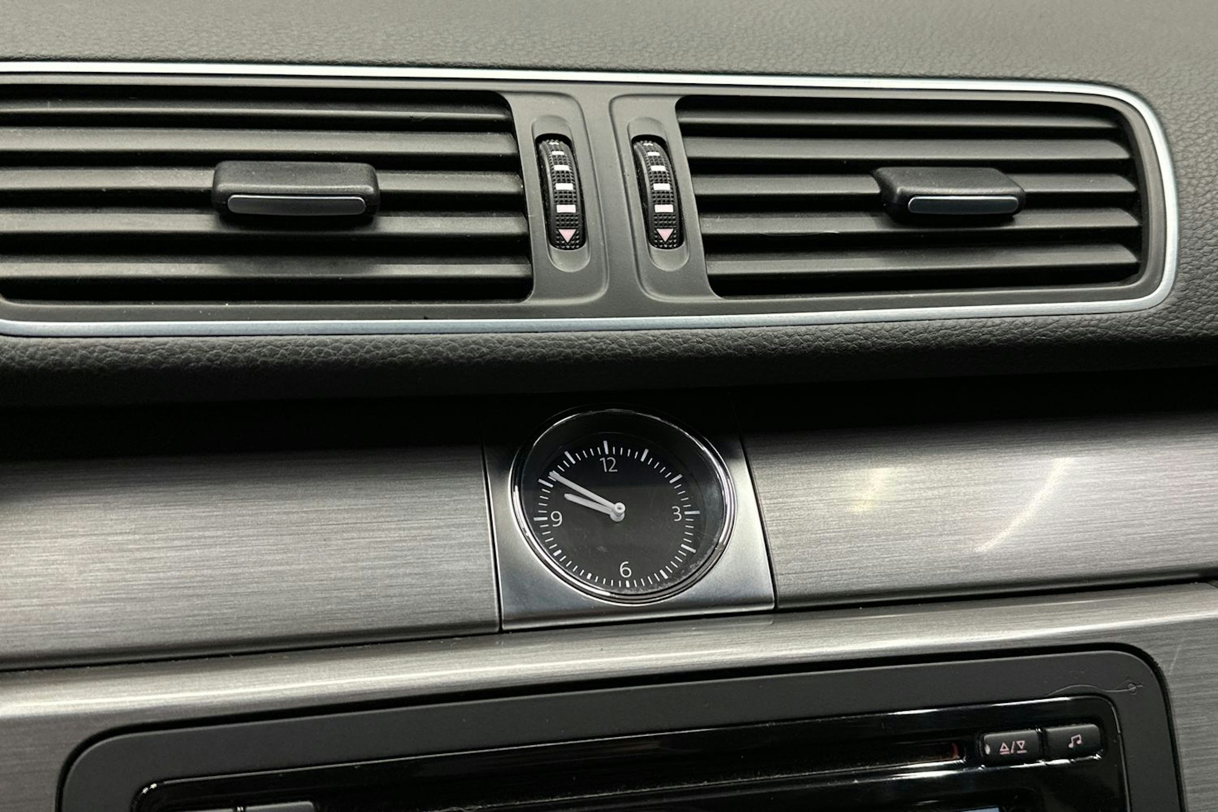 musta Volkswagen Passat 2013 kuva 18.
