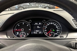 musta Volkswagen Passat 2013 kuva 22.