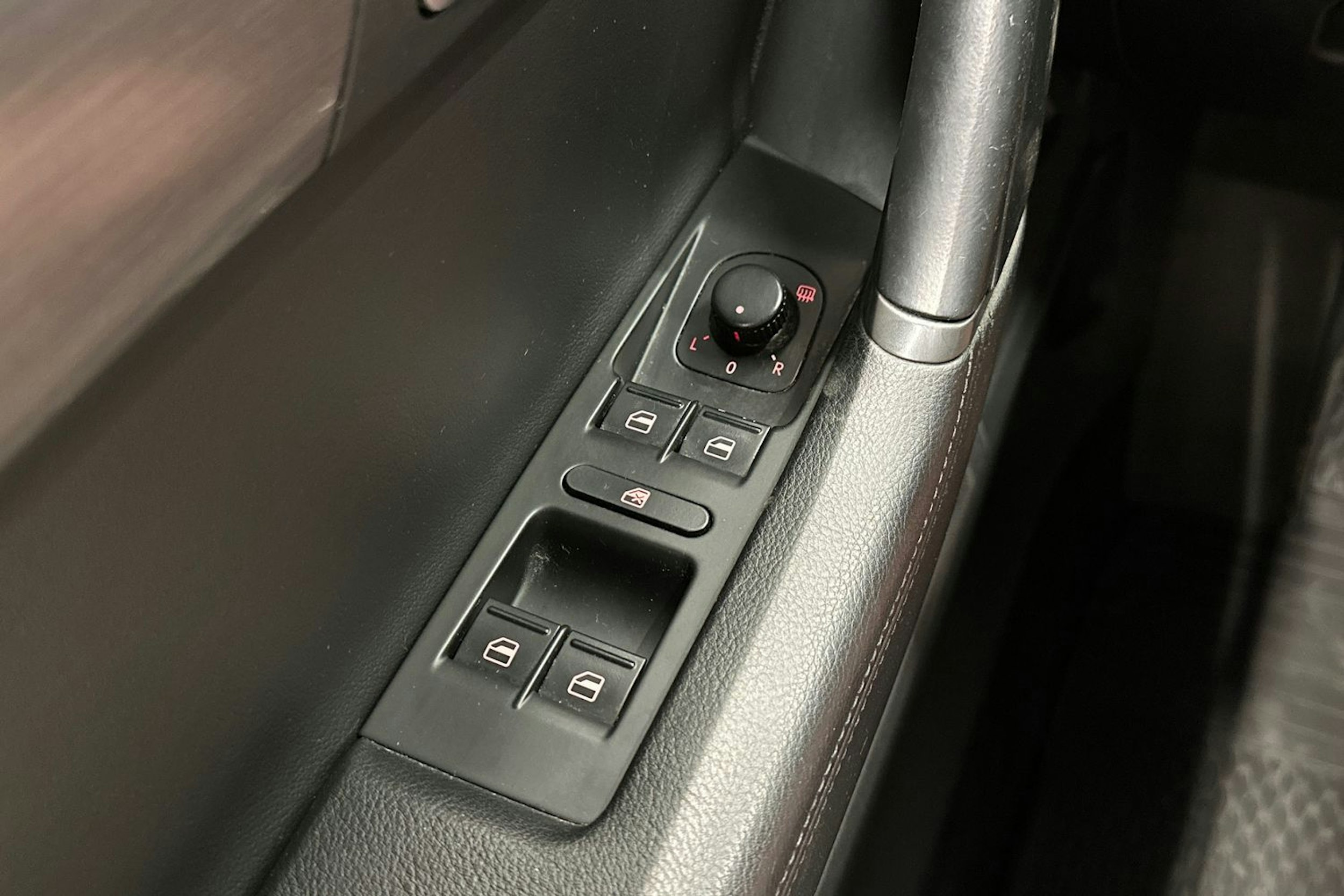 musta Volkswagen Passat 2013 kuva 28.