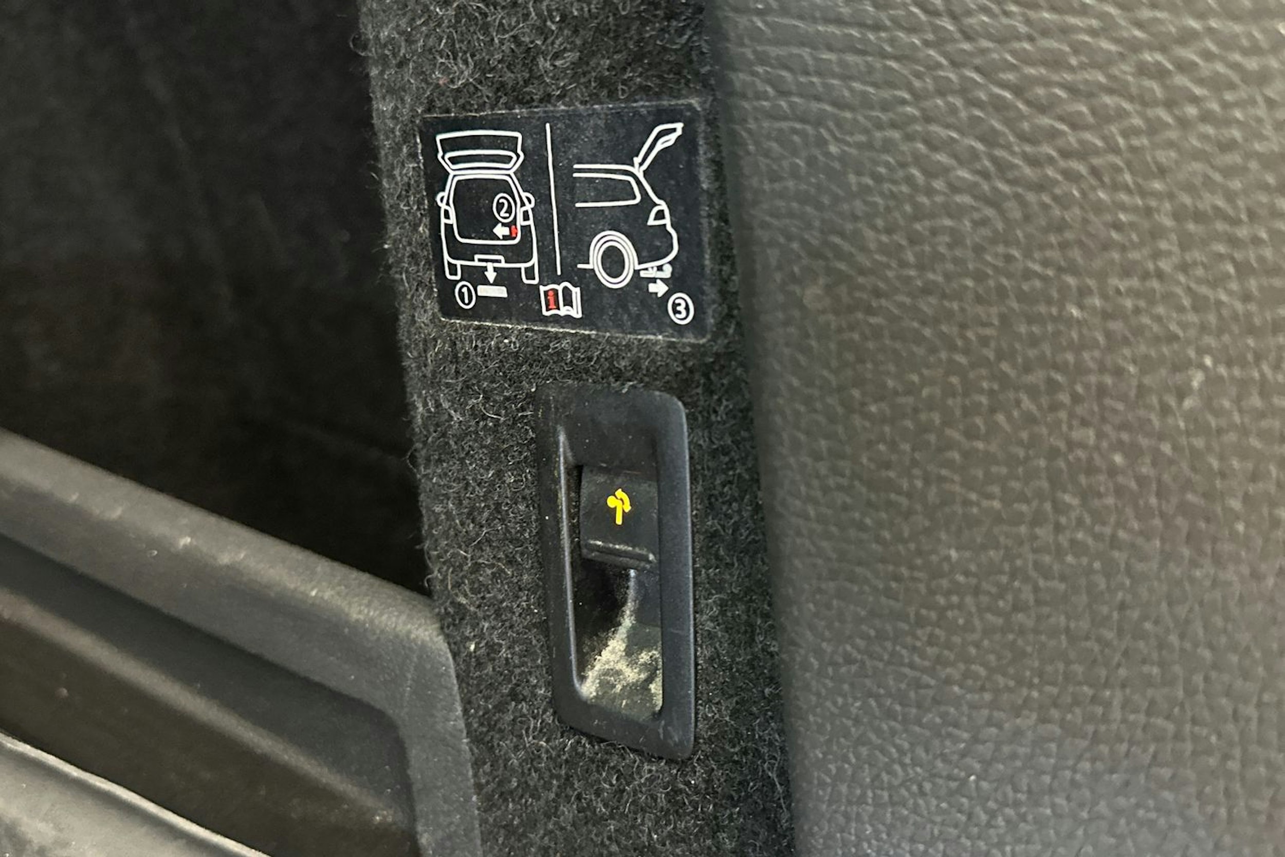 musta Volkswagen Passat 2013 kuva 31.