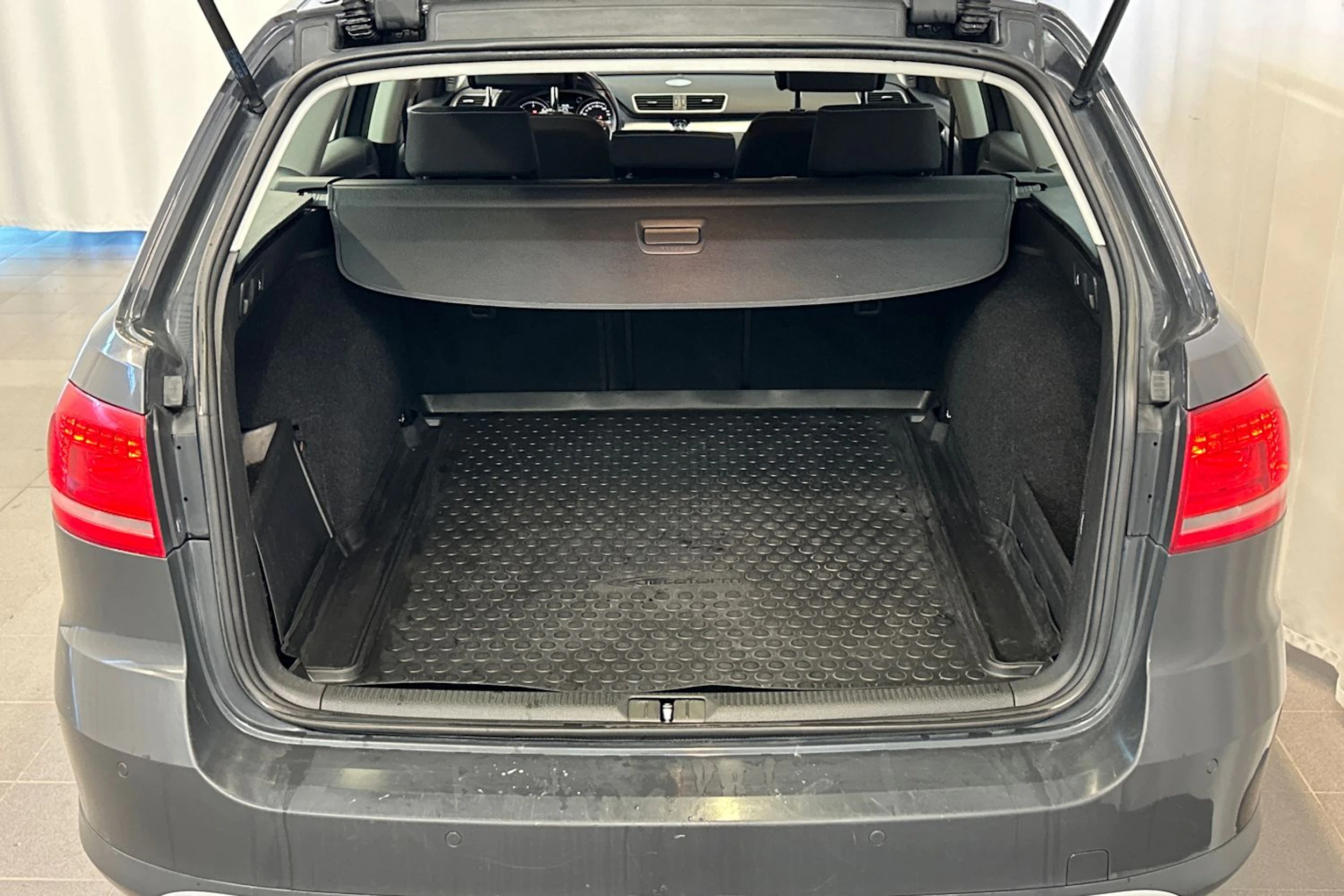 Harmaa Volkswagen PASSAT 2013 kuva 13.