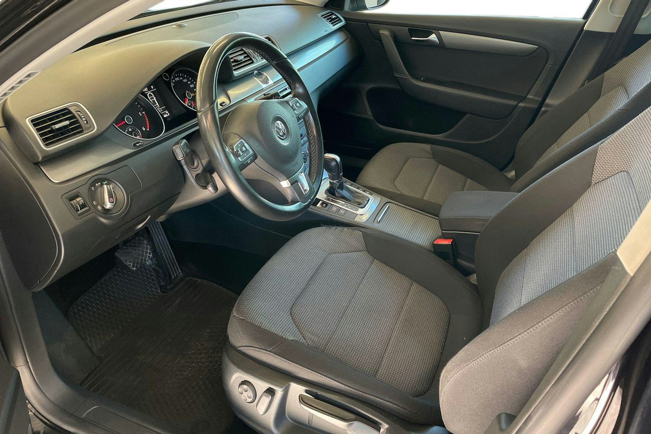 Musta Volkswagen PASSAT 2013 kuva 8.