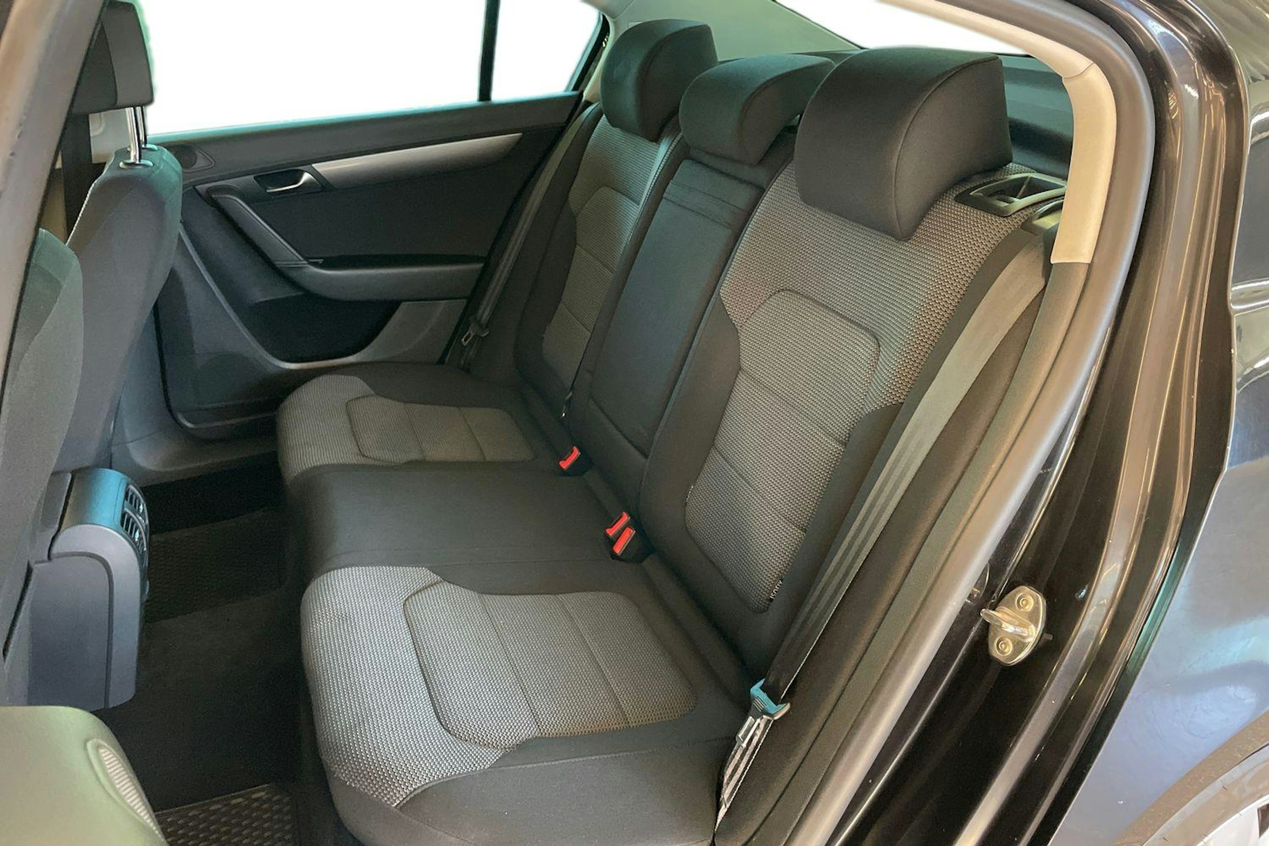 Musta Volkswagen PASSAT 2013 kuva 11.