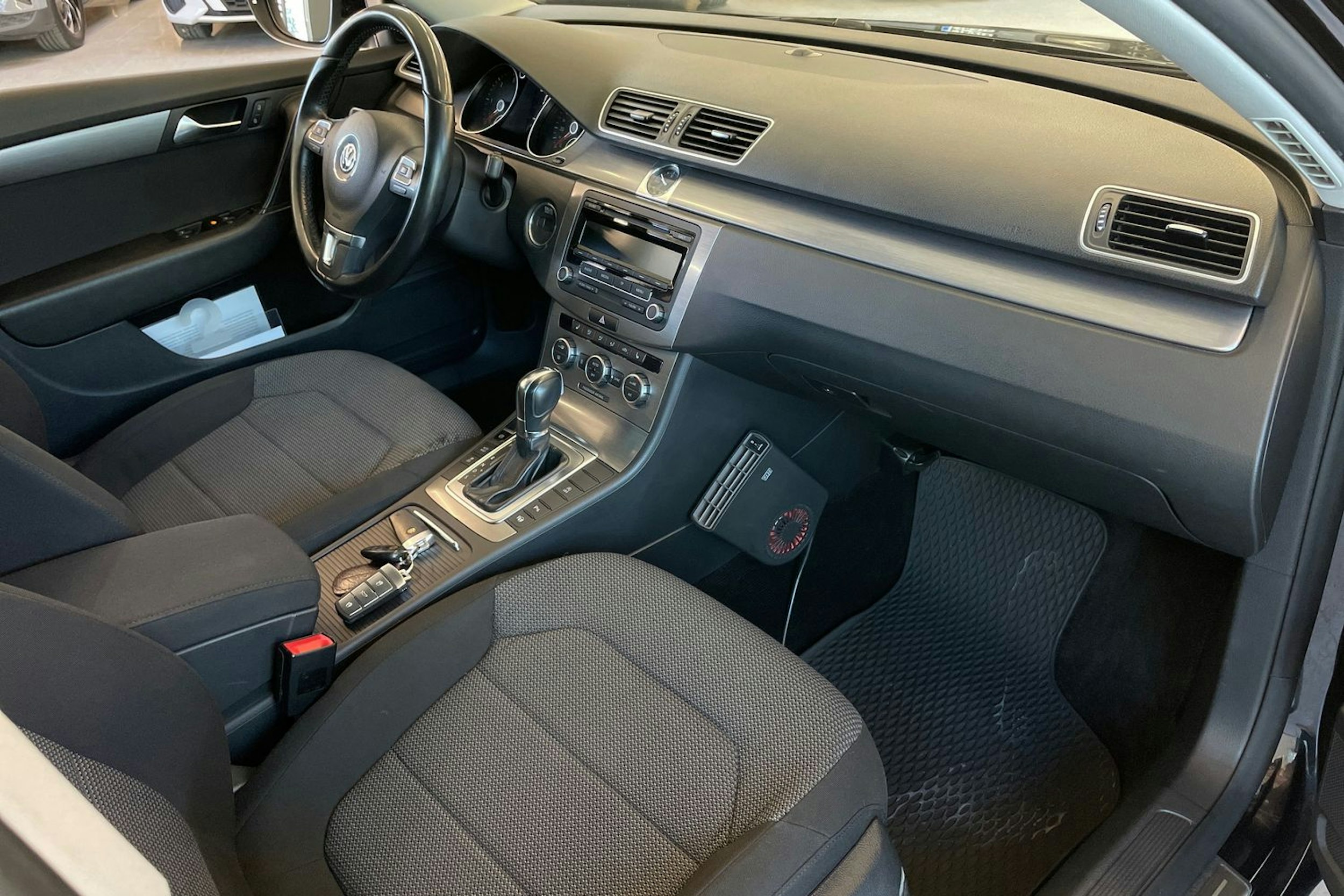 Musta Volkswagen PASSAT 2013 kuva 27.
