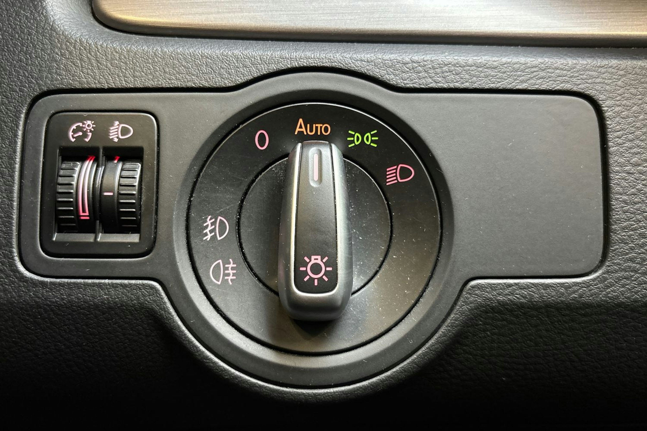 ruskea (beige) Volkswagen Passat 2013 kuva 17.