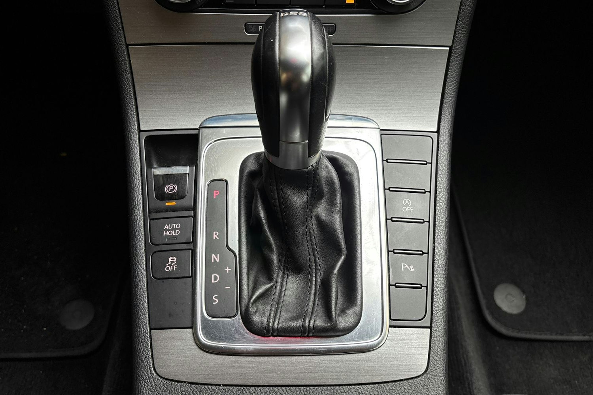 ruskea (beige) Volkswagen Passat 2013 kuva 27.