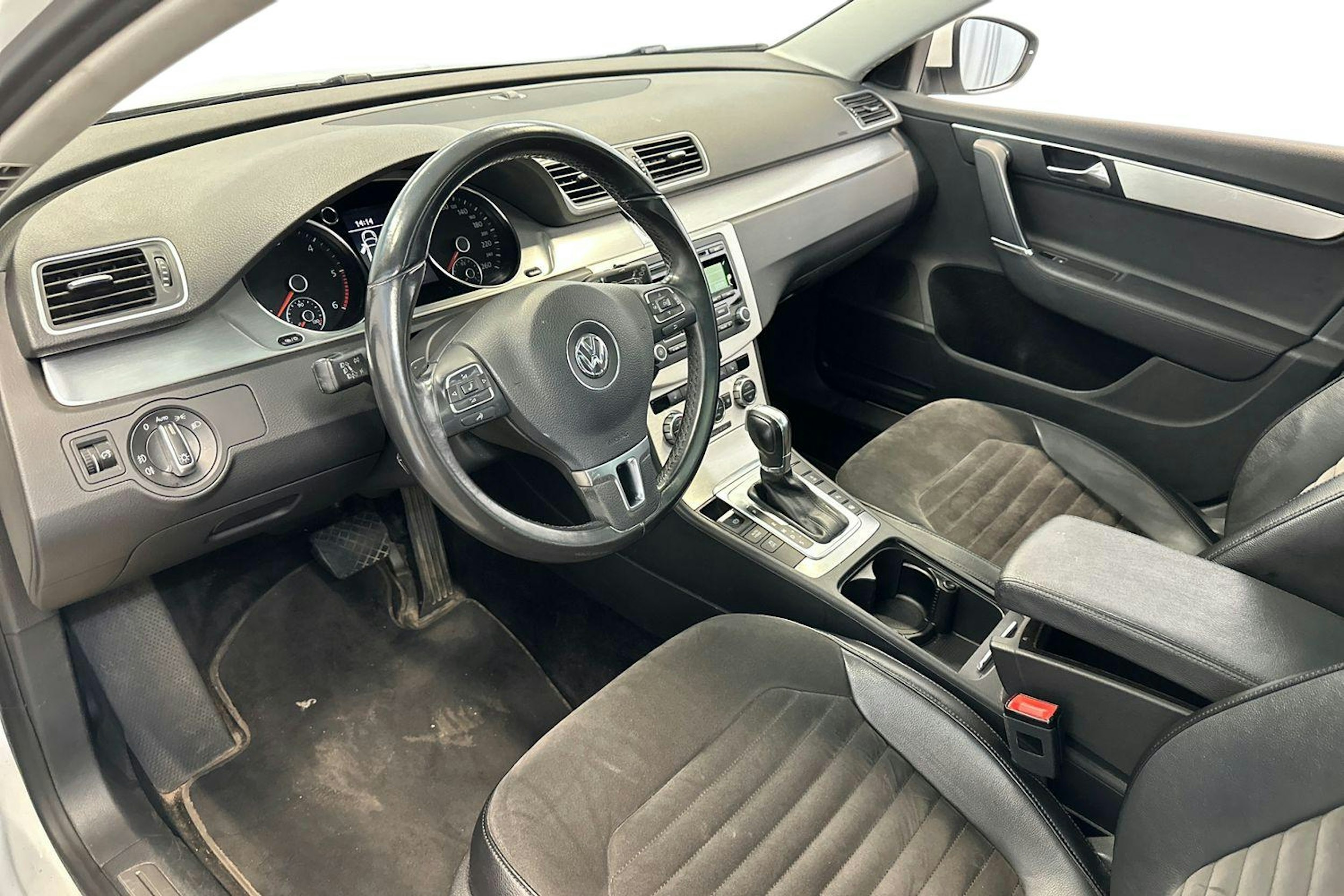 Valkoinen Volkswagen PASSAT 2013 kuva 6.