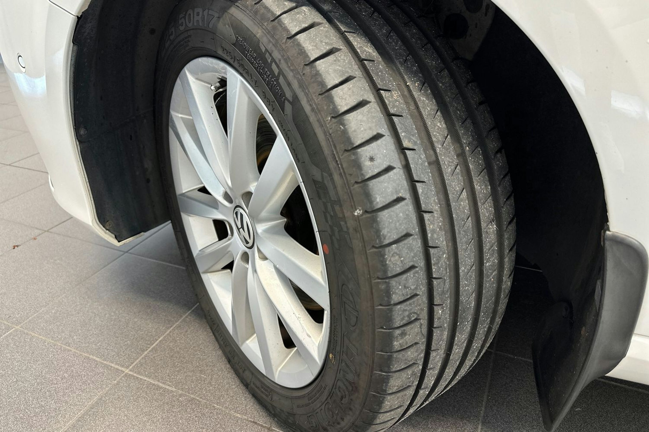 Valkoinen Volkswagen PASSAT 2013 kuva 9.