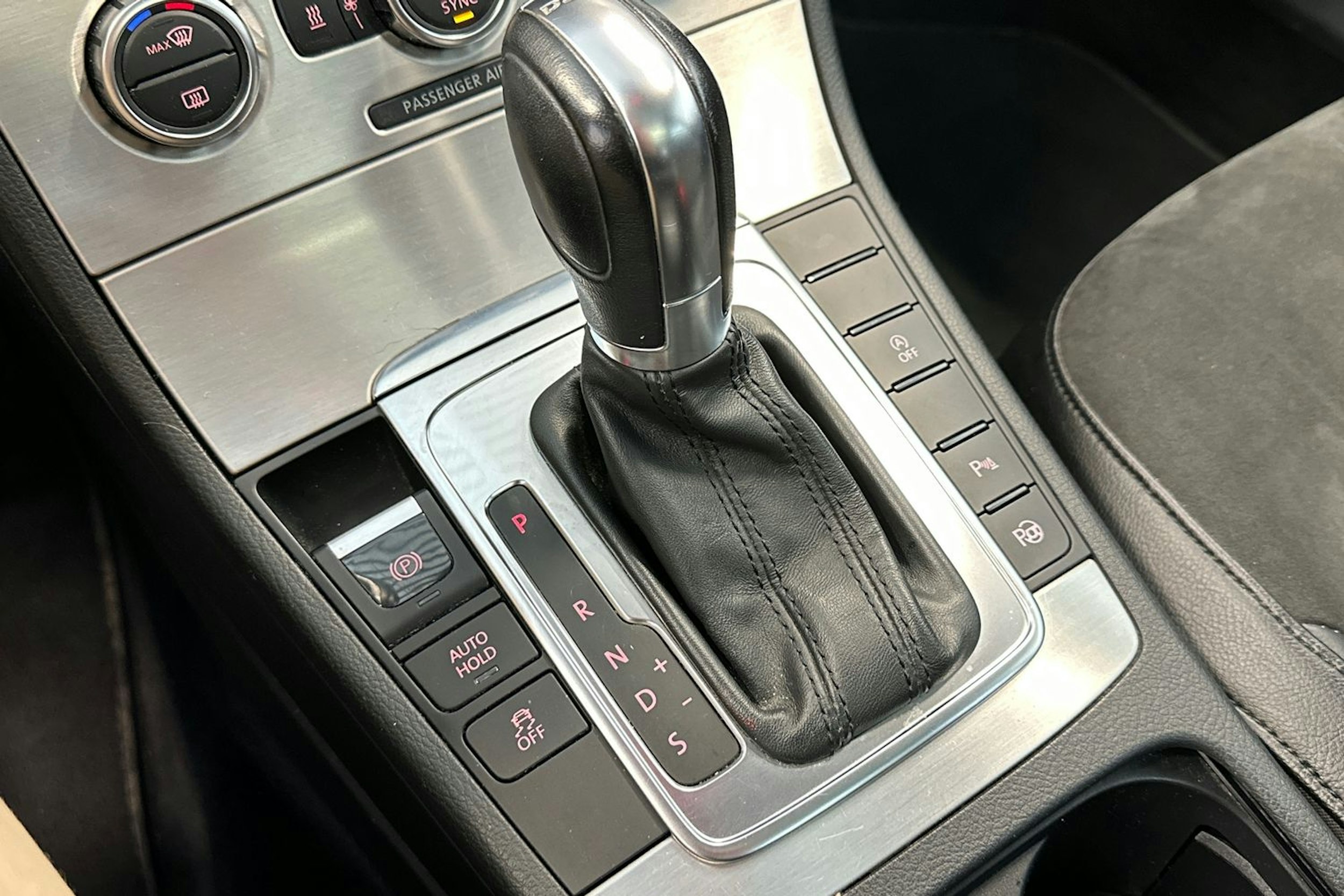 Valkoinen Volkswagen PASSAT 2013 kuva 16.