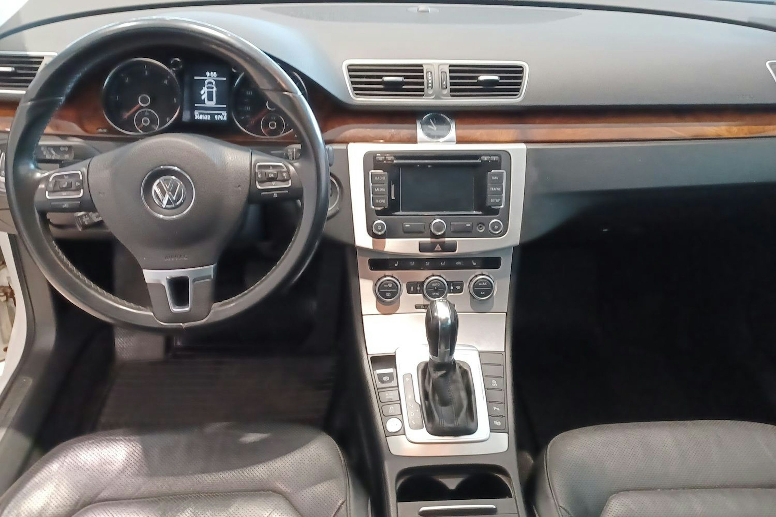 Valkoinen Volkswagen PASSAT 2013 kuva 9.