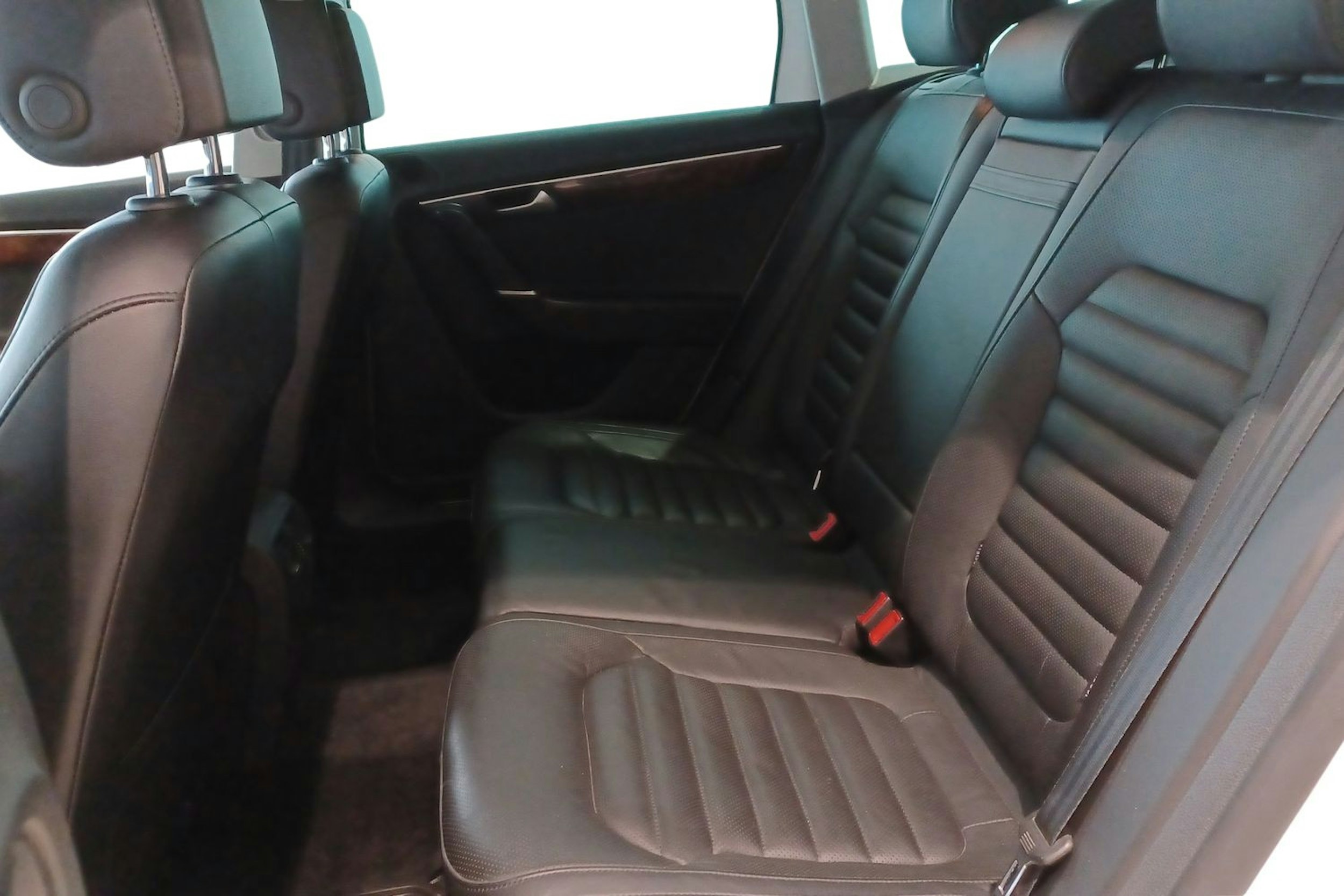 Valkoinen Volkswagen PASSAT 2013 kuva 10.