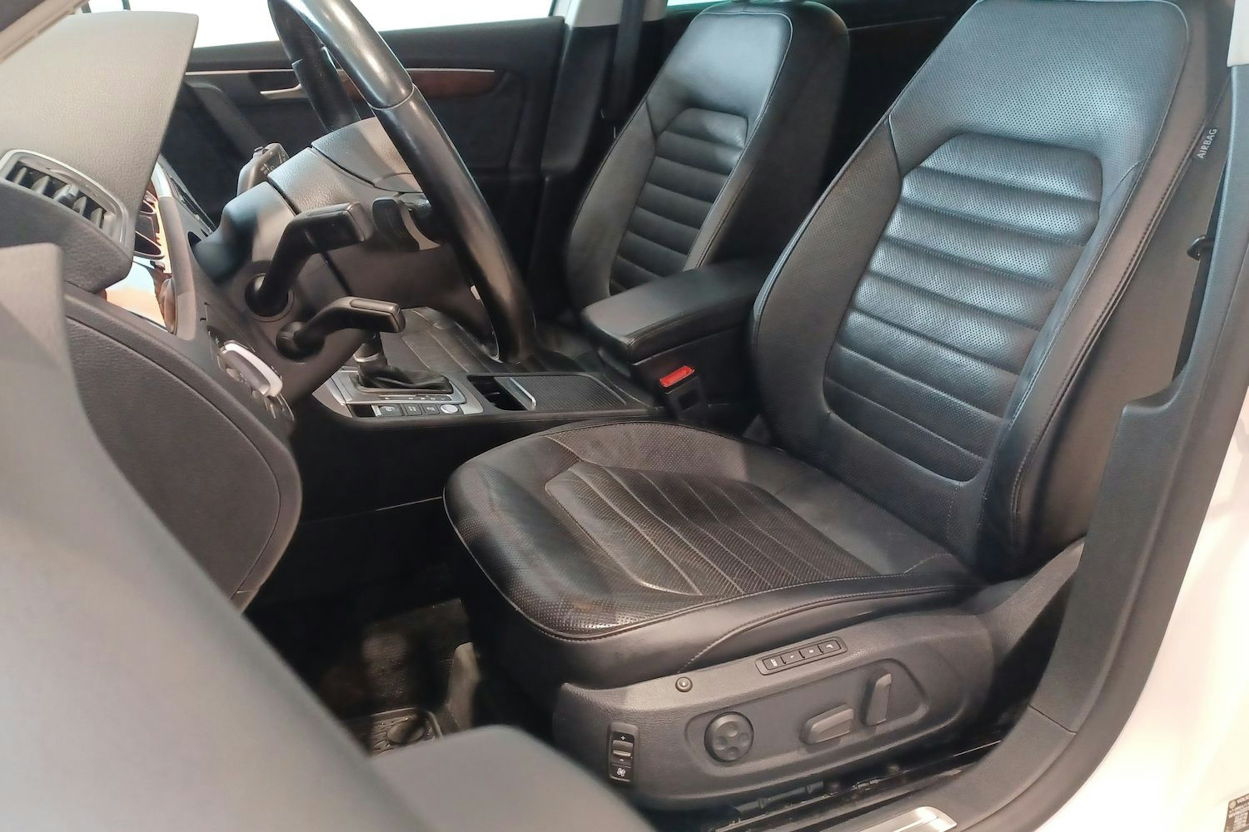 Valkoinen Volkswagen PASSAT 2013 kuva 14.