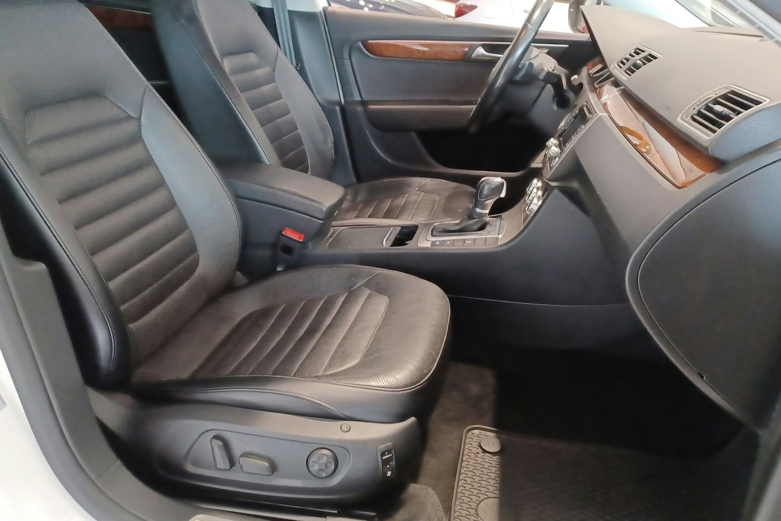 Valkoinen Volkswagen PASSAT 2013 kuva 15.