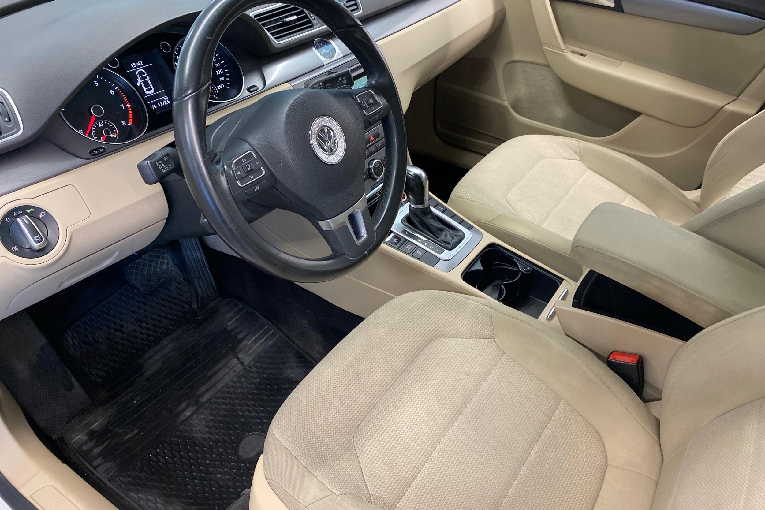 valkoinen Volkswagen Passat 2013 kuva 8.