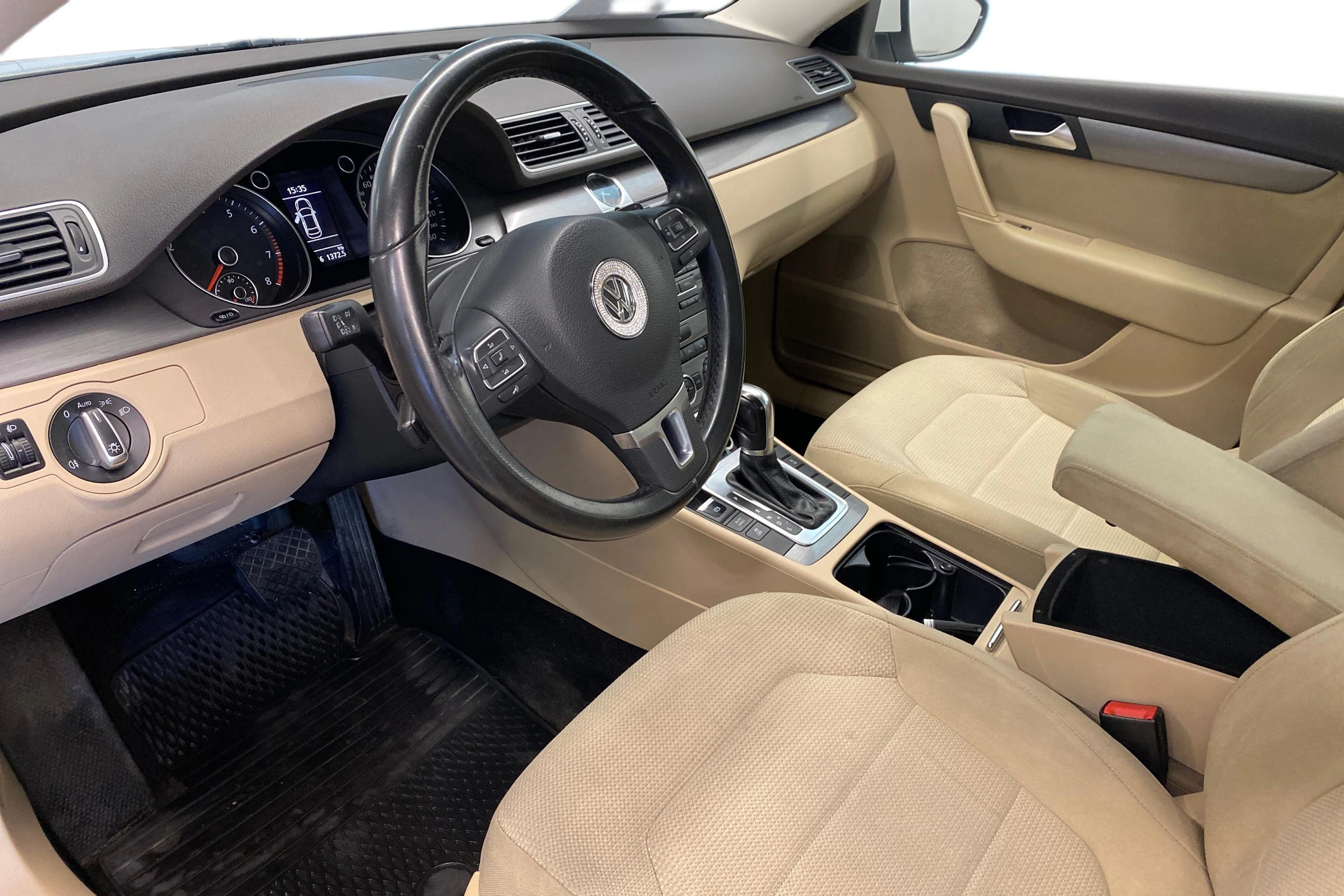 valkoinen Volkswagen Passat 2013 kuva 9.