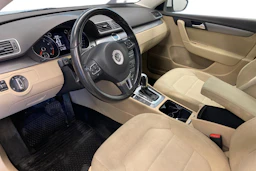 valkoinen Volkswagen Passat 2013 kuva 9.