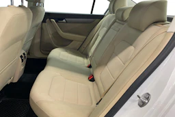 valkoinen Volkswagen Passat 2013 kuva 11.