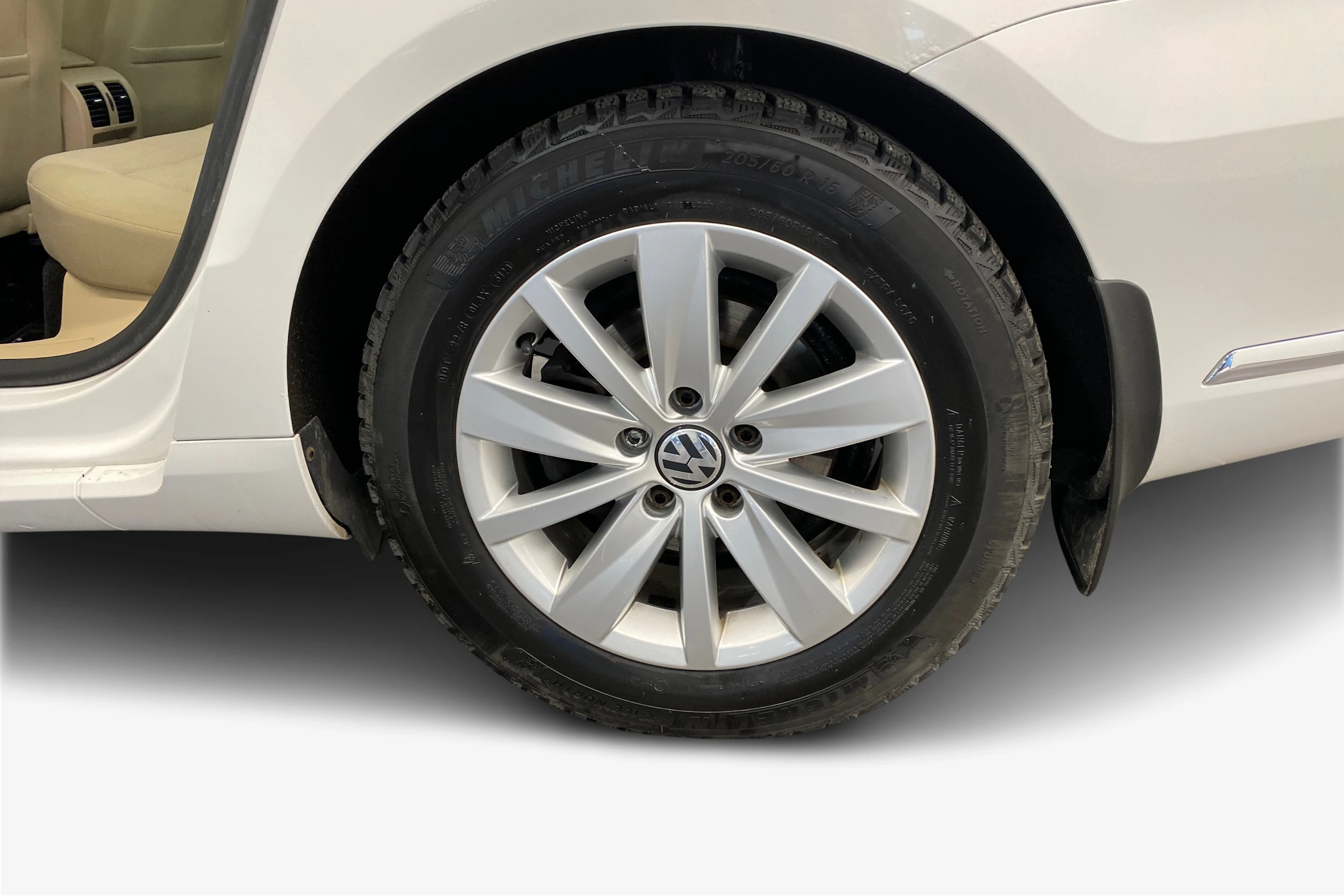 valkoinen Volkswagen Passat 2013 kuva 12.