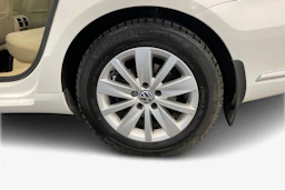 valkoinen Volkswagen Passat 2013 kuva 12.