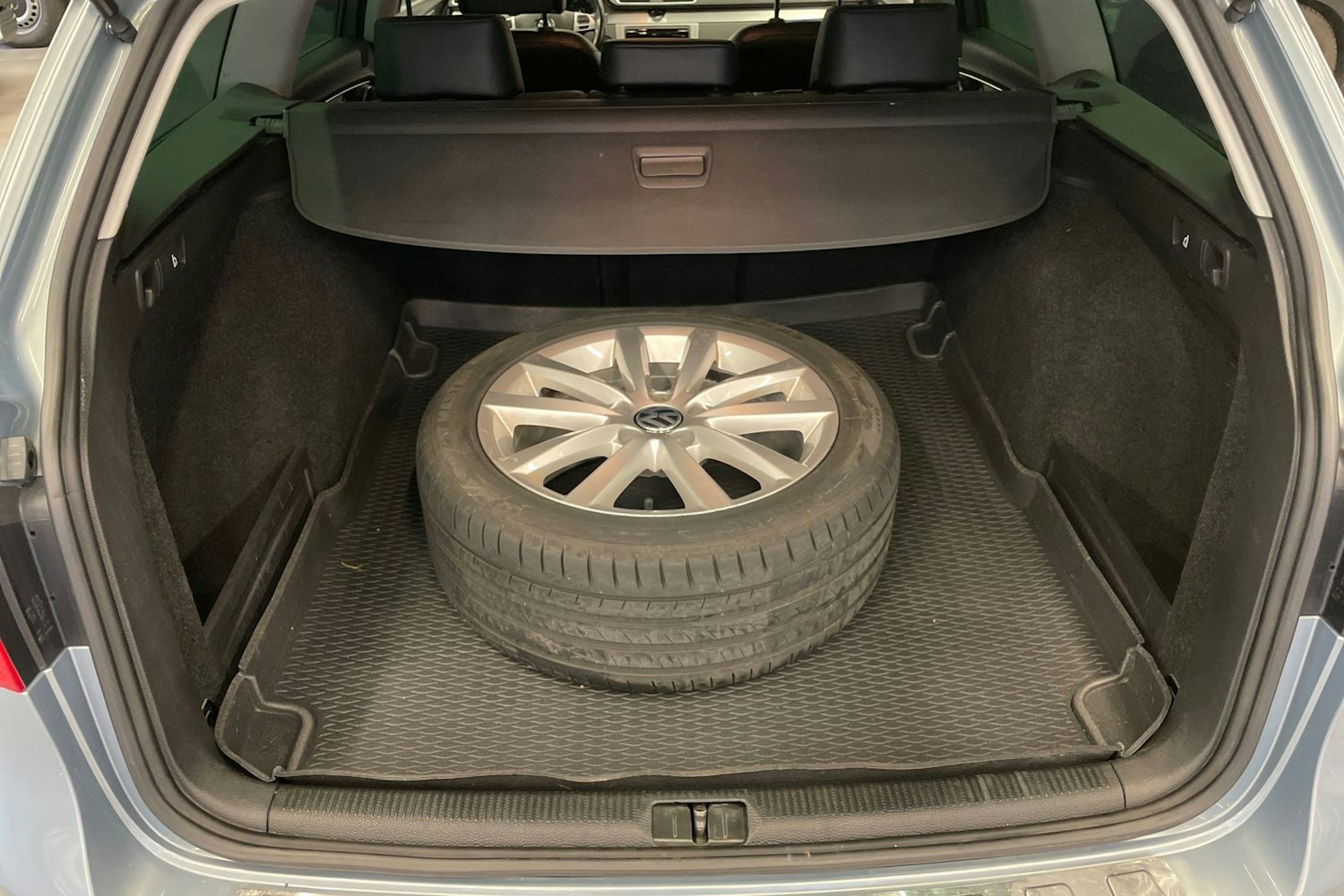 harmaa Volkswagen Passat 2013 kuva 42.