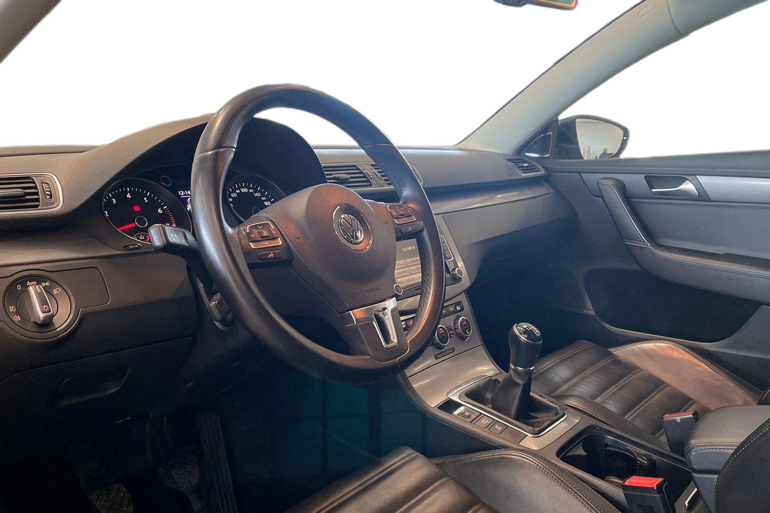 musta Volkswagen Passat 2013 kuva 8.