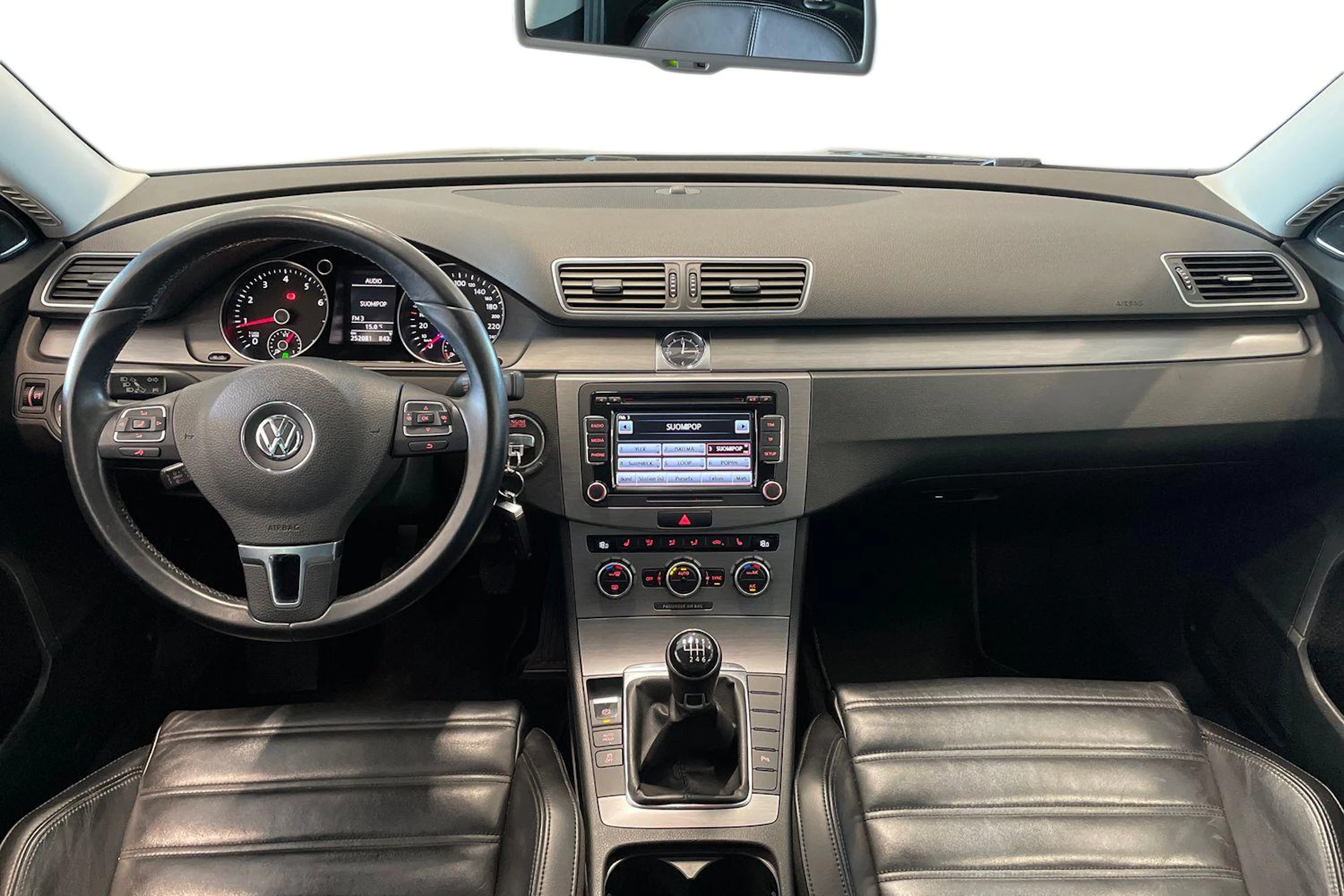 musta Volkswagen Passat 2013 kuva 9.