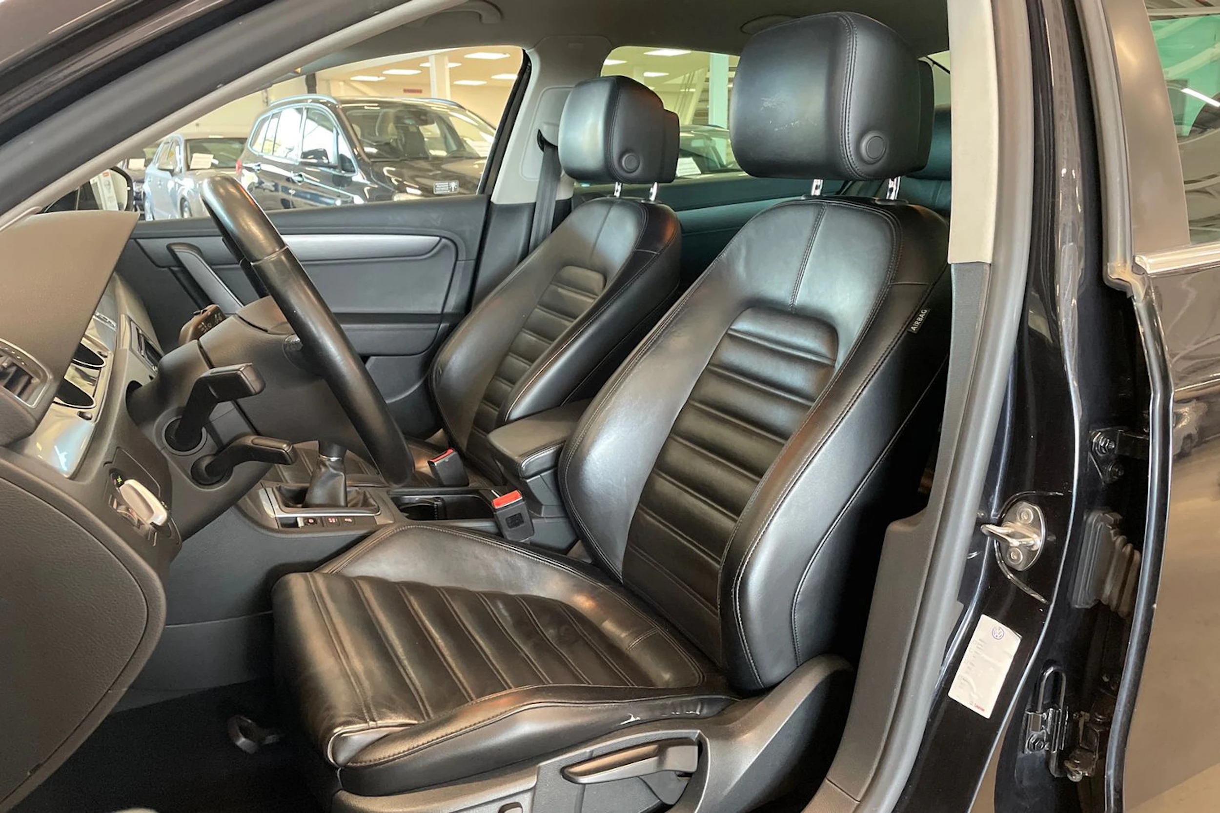 musta Volkswagen Passat 2013 kuva 15.