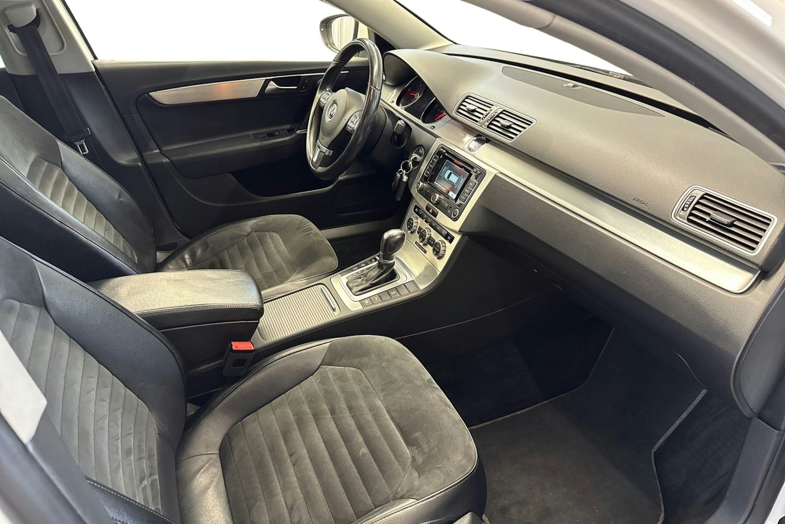 valkoinen Volkswagen Passat 2014 kuva 9.