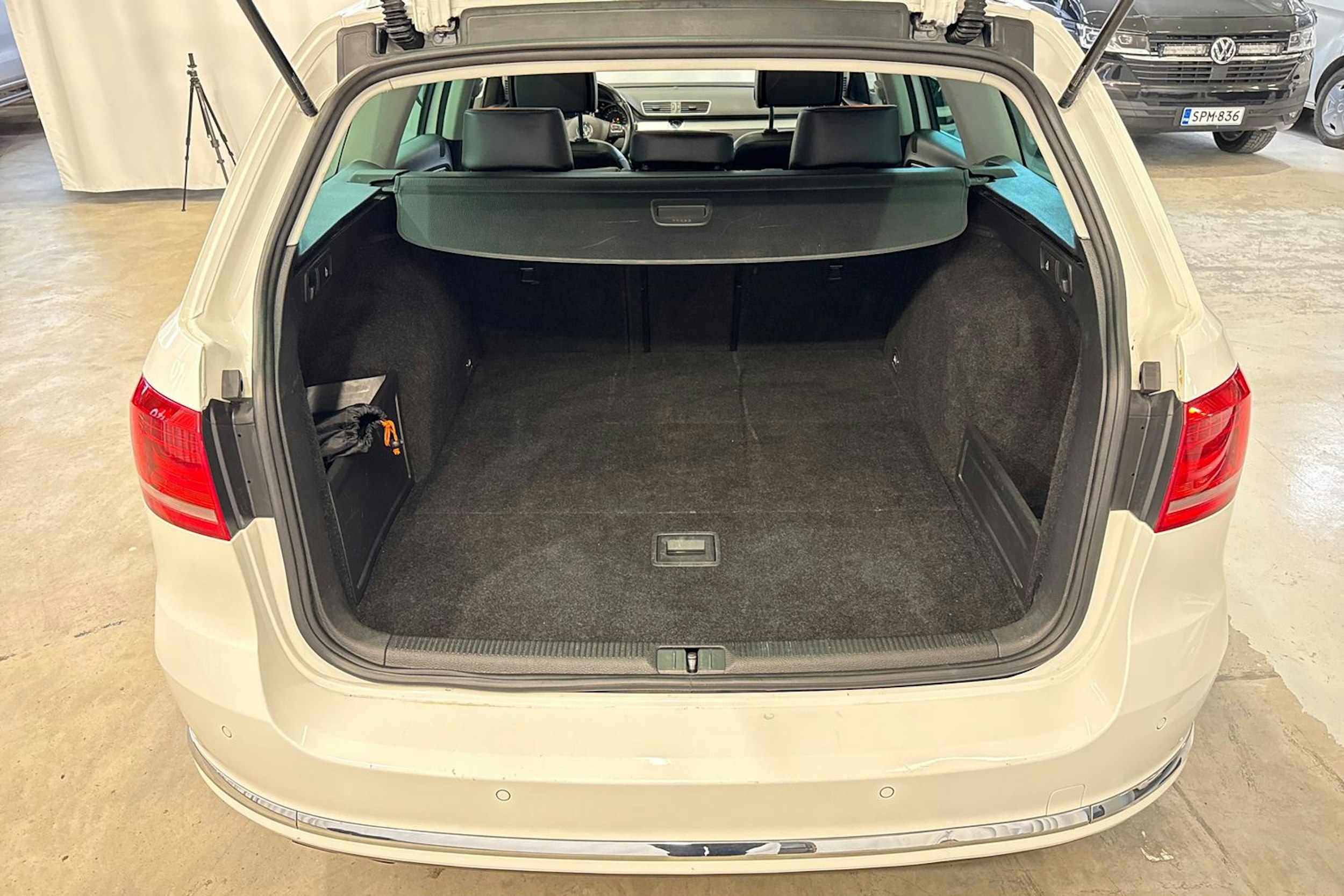 valkoinen Volkswagen Passat 2014 kuva 14.