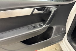 valkoinen Volkswagen Passat 2014 kuva 18.