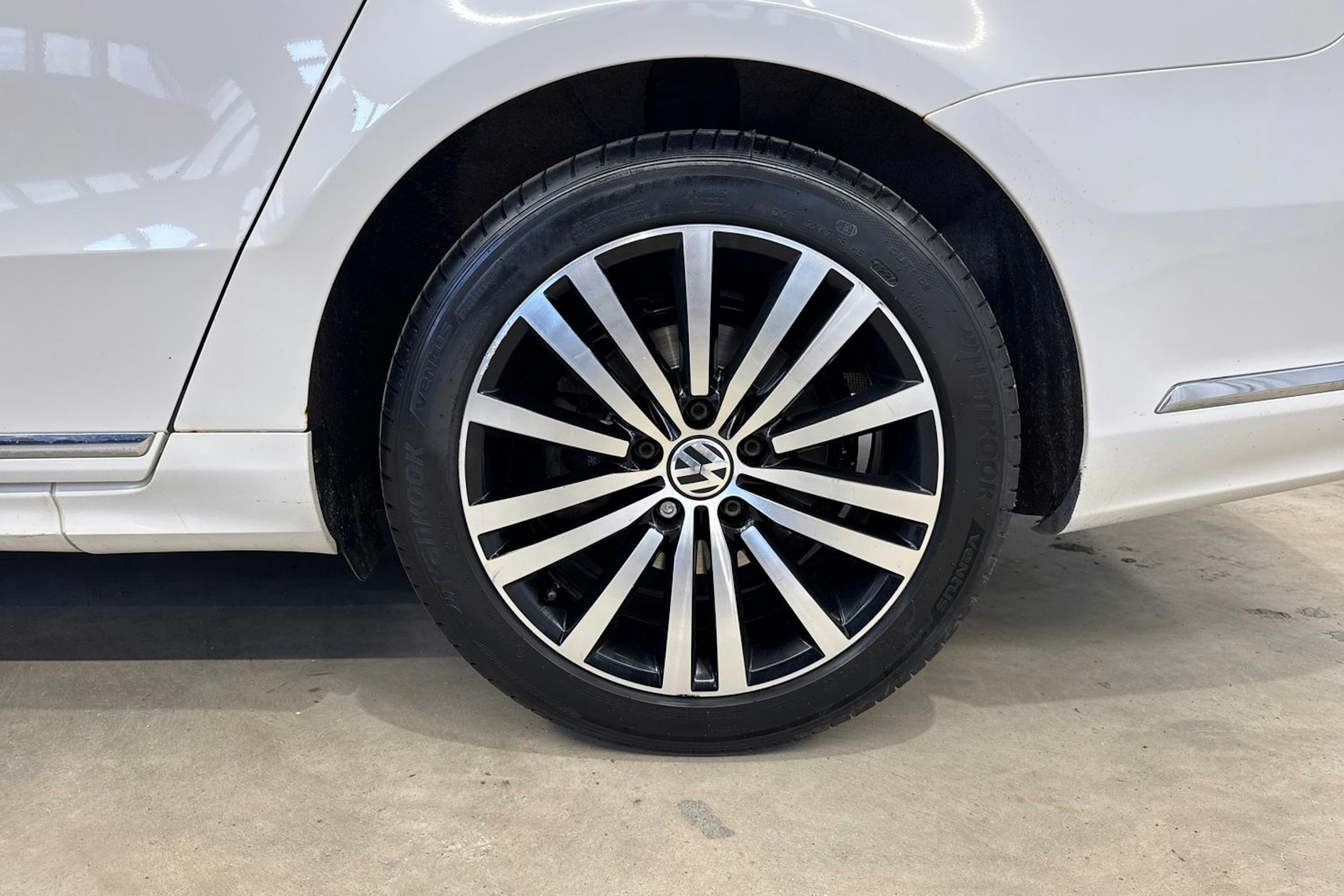 valkoinen Volkswagen Passat 2014 kuva 30.