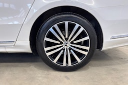 valkoinen Volkswagen Passat 2014 kuva 30.