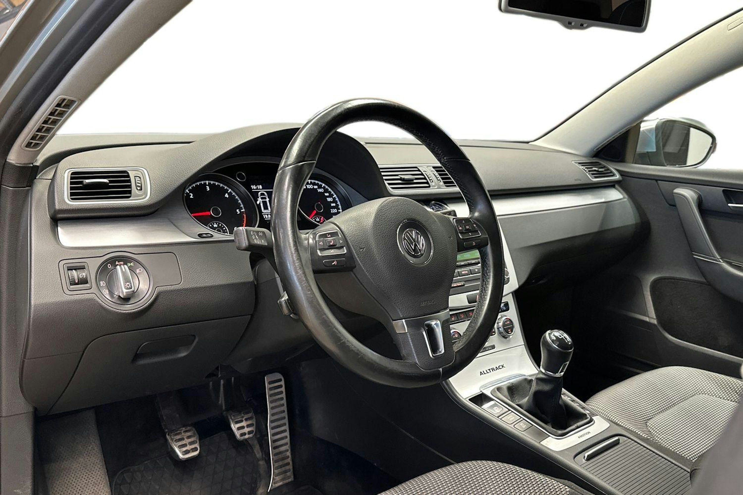 harmaa Volkswagen Passat 2014 kuva 10.