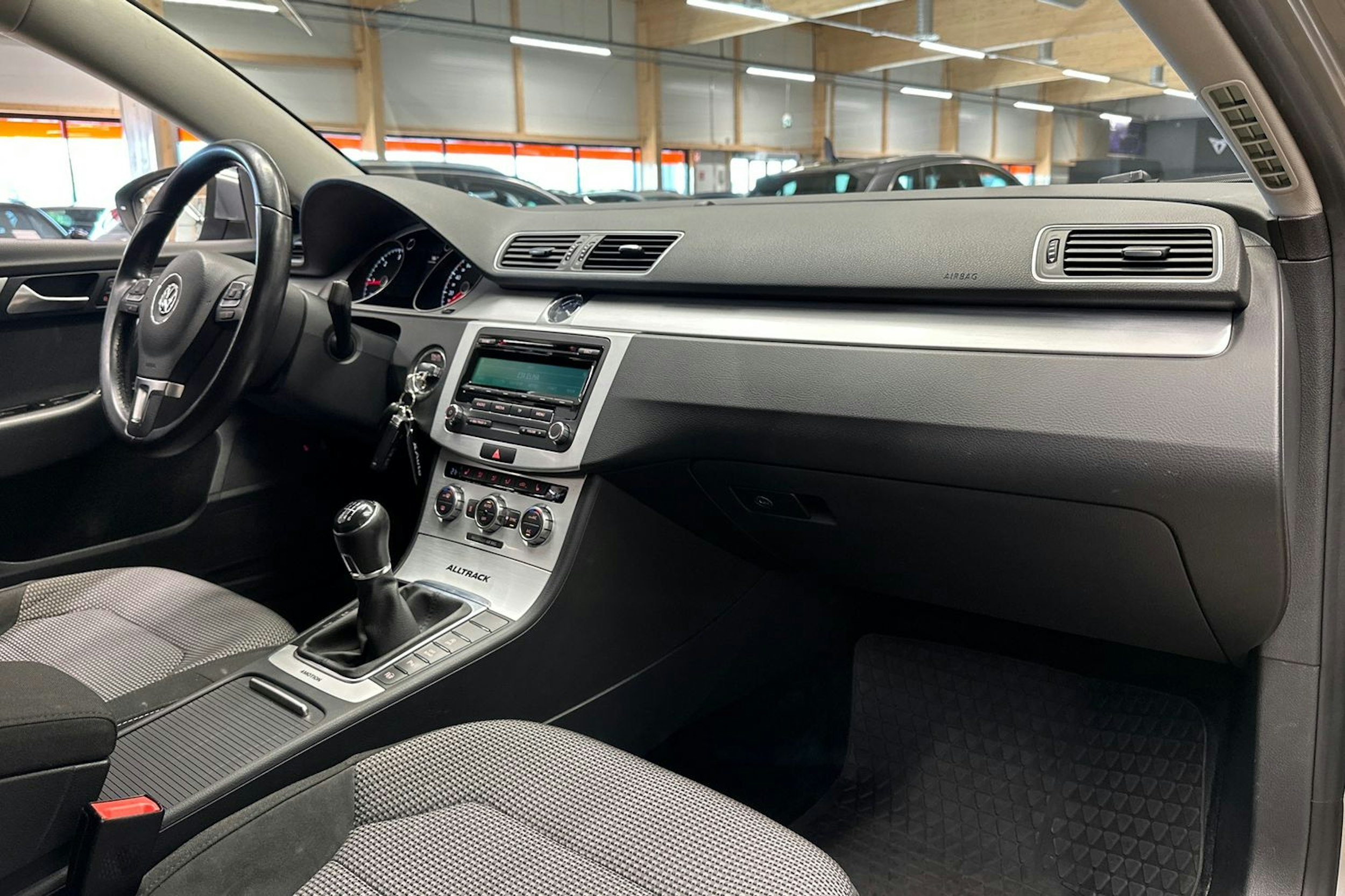 harmaa Volkswagen Passat 2014 kuva 13.