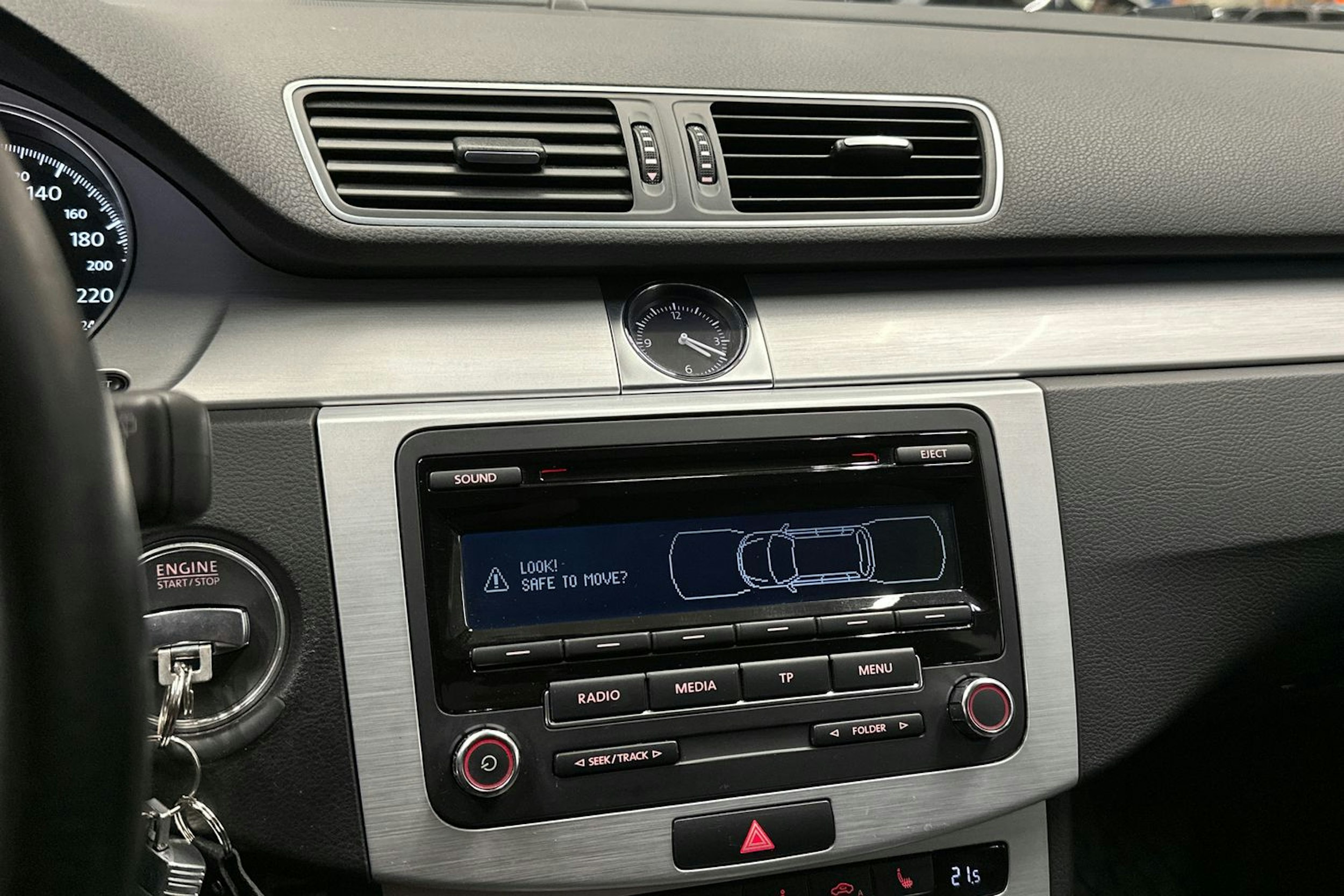 harmaa Volkswagen Passat 2014 kuva 18.