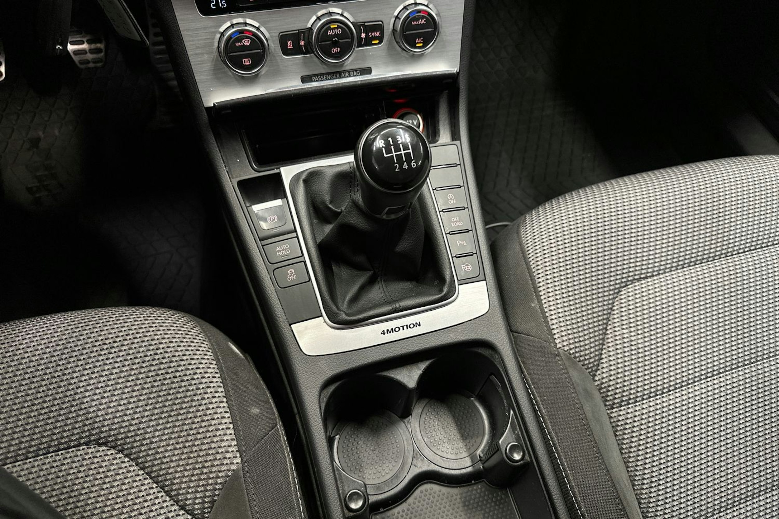harmaa Volkswagen Passat 2014 kuva 21.