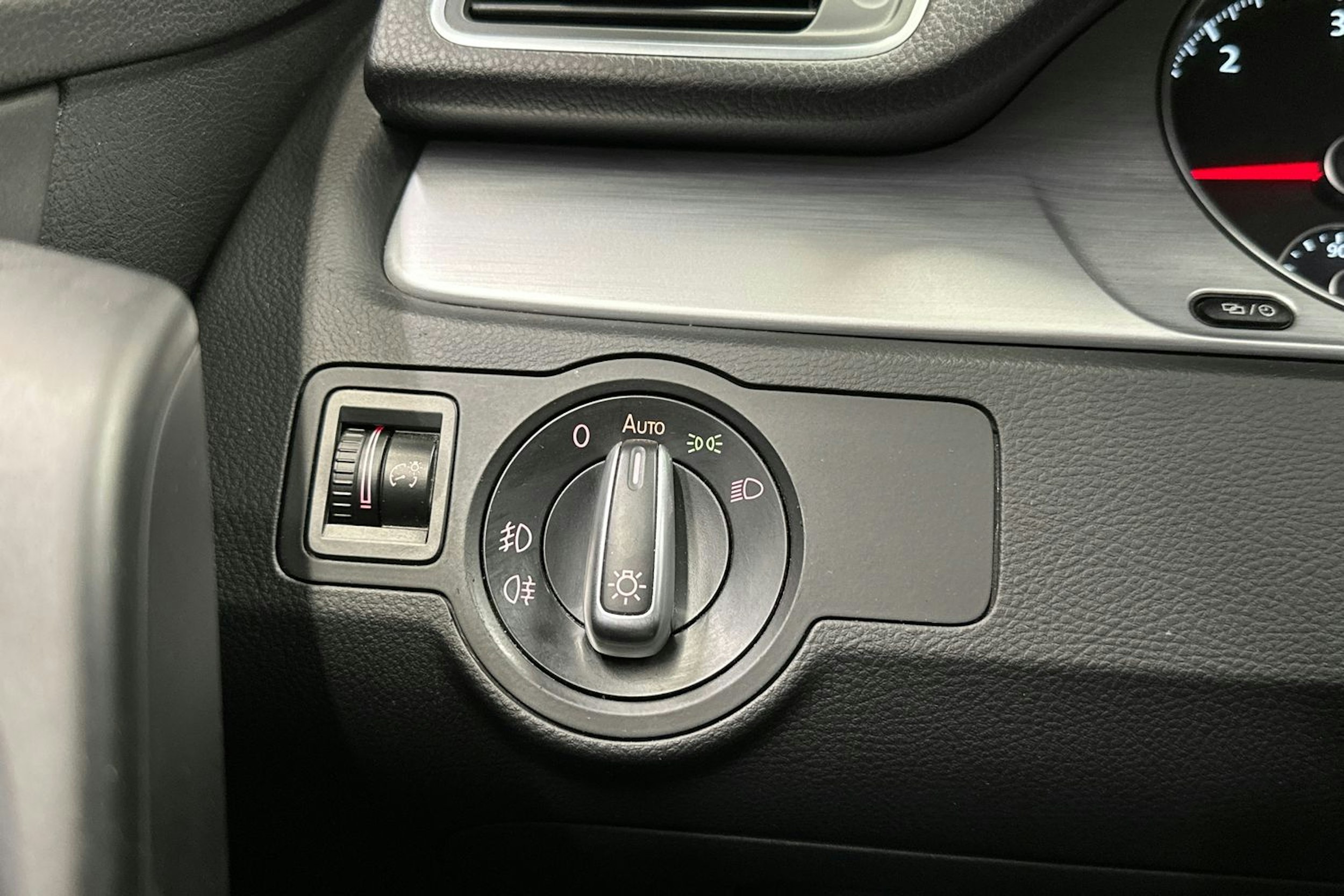 harmaa Volkswagen Passat 2014 kuva 26.