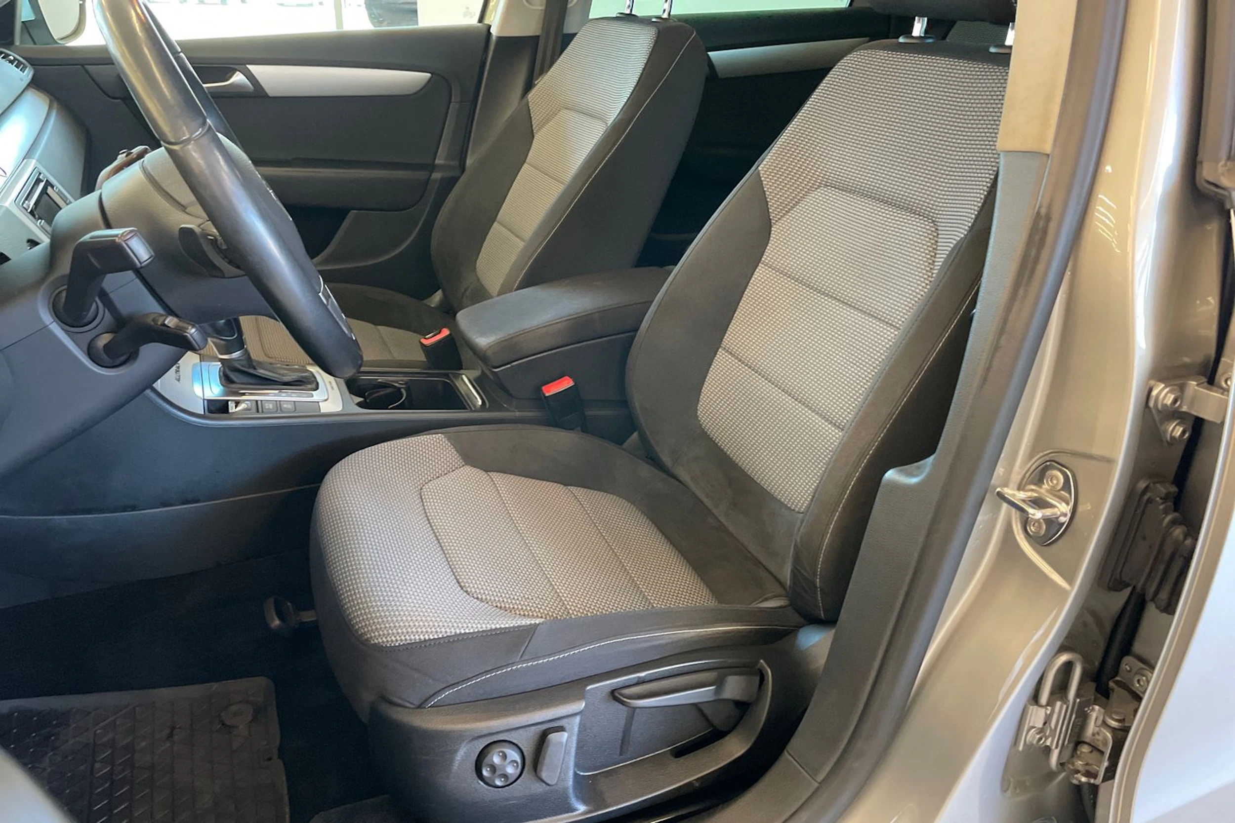 Harmaa Volkswagen PASSAT 2014 kuva 20.