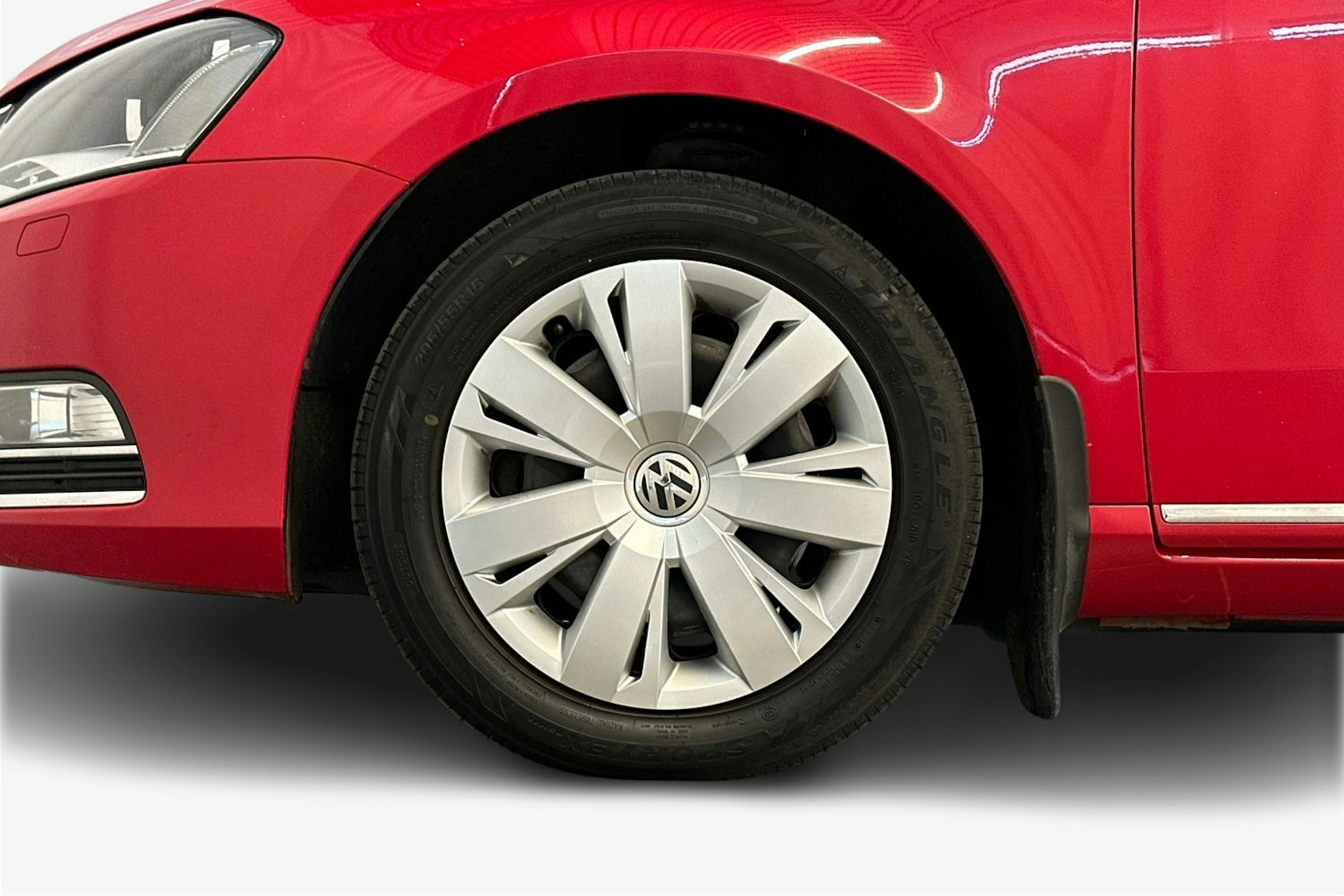 punainen Volkswagen Passat 2014 kuva 11.