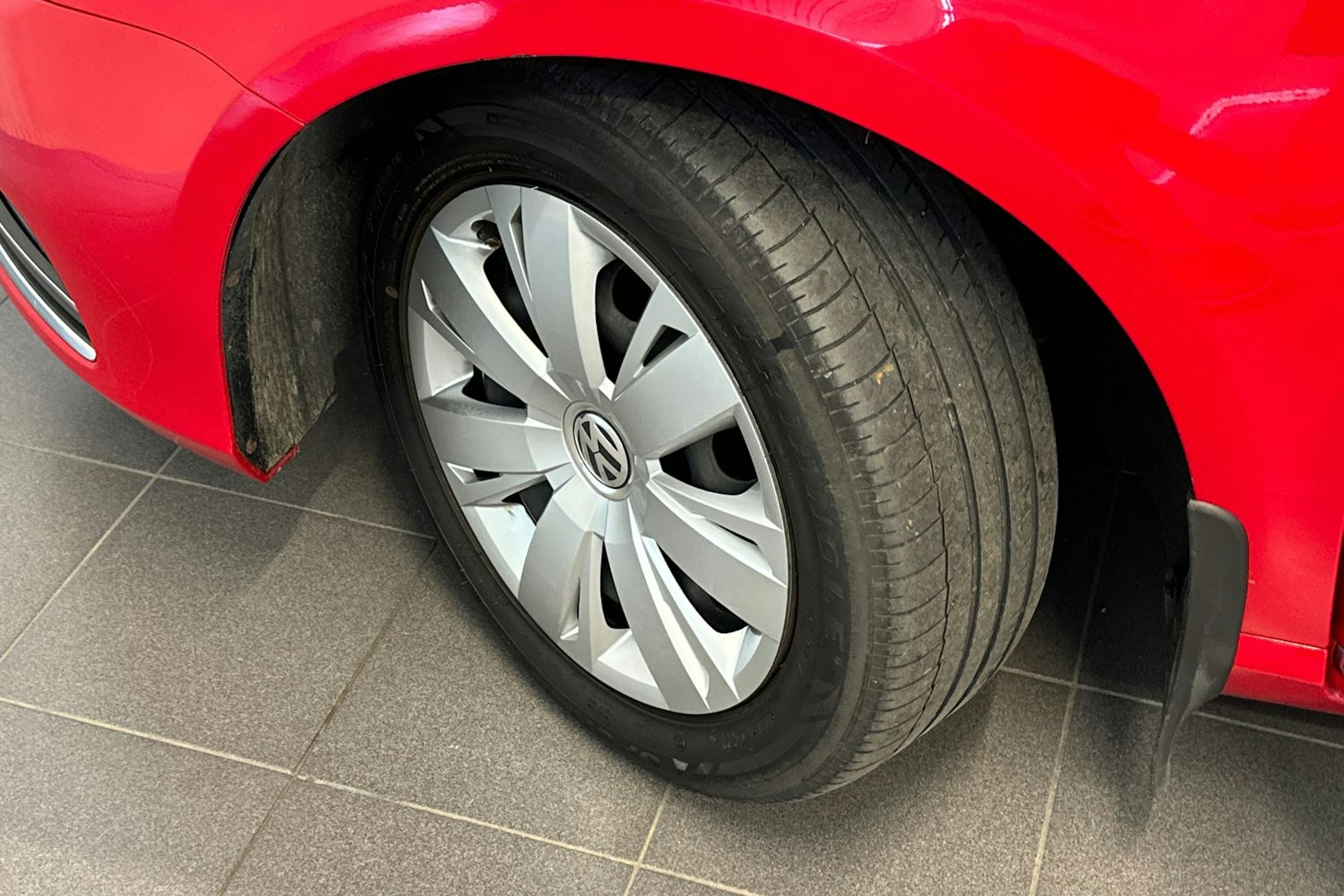 punainen Volkswagen Passat 2014 kuva 13.
